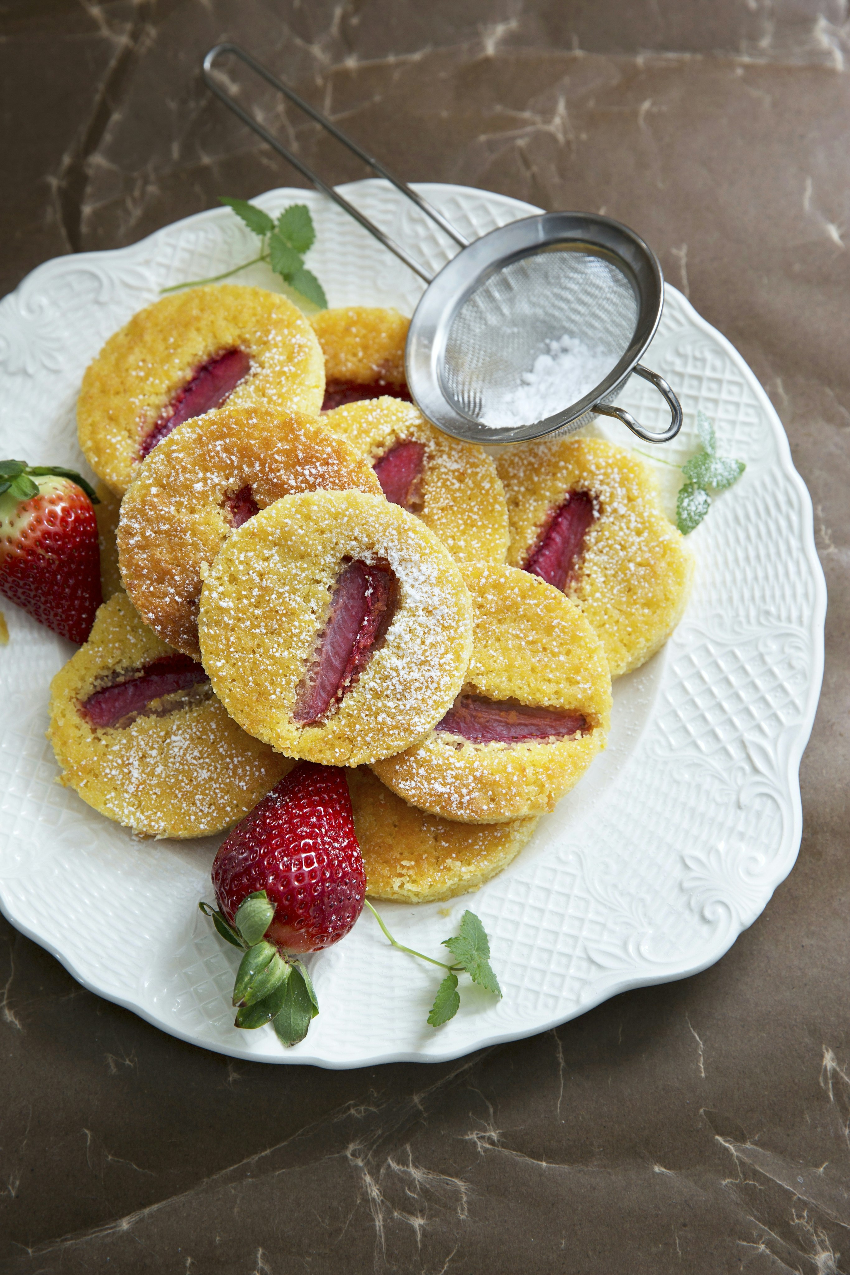 Glutenfri jordgubbskaka i långpanna