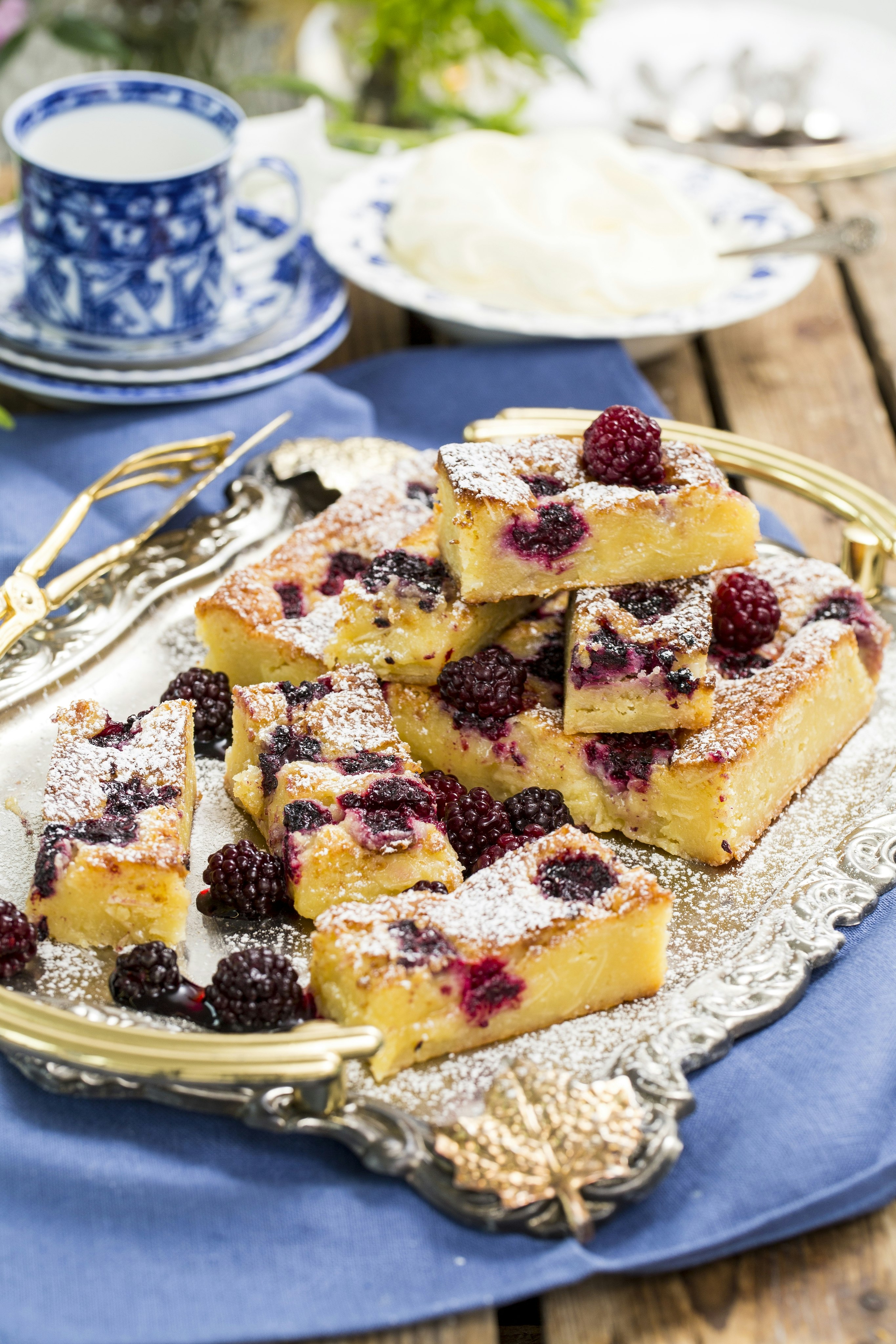 Glutenfri kladdkaka med mandel och björnbär