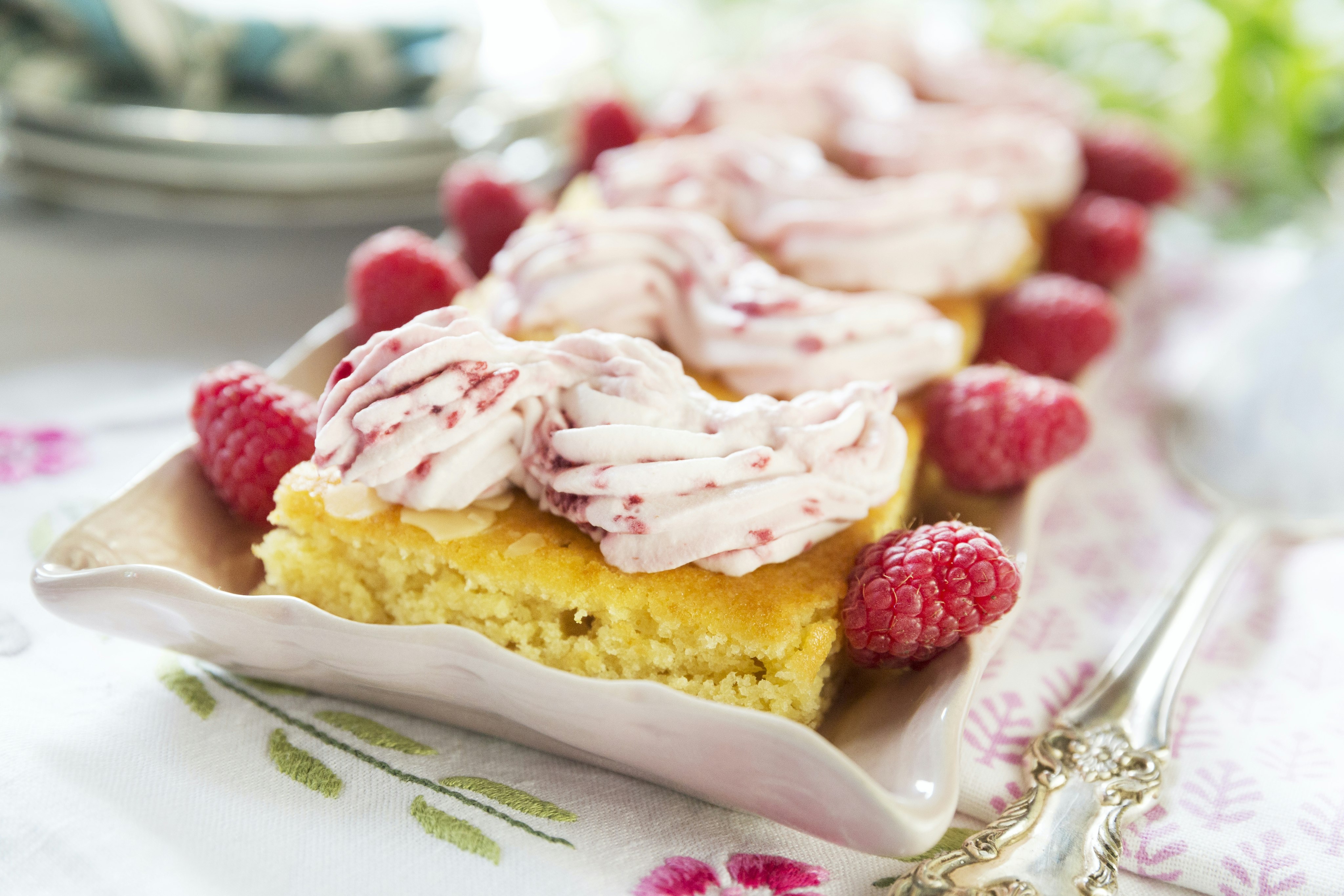 Glutenfri Mandelkaka Med Hallongrädde