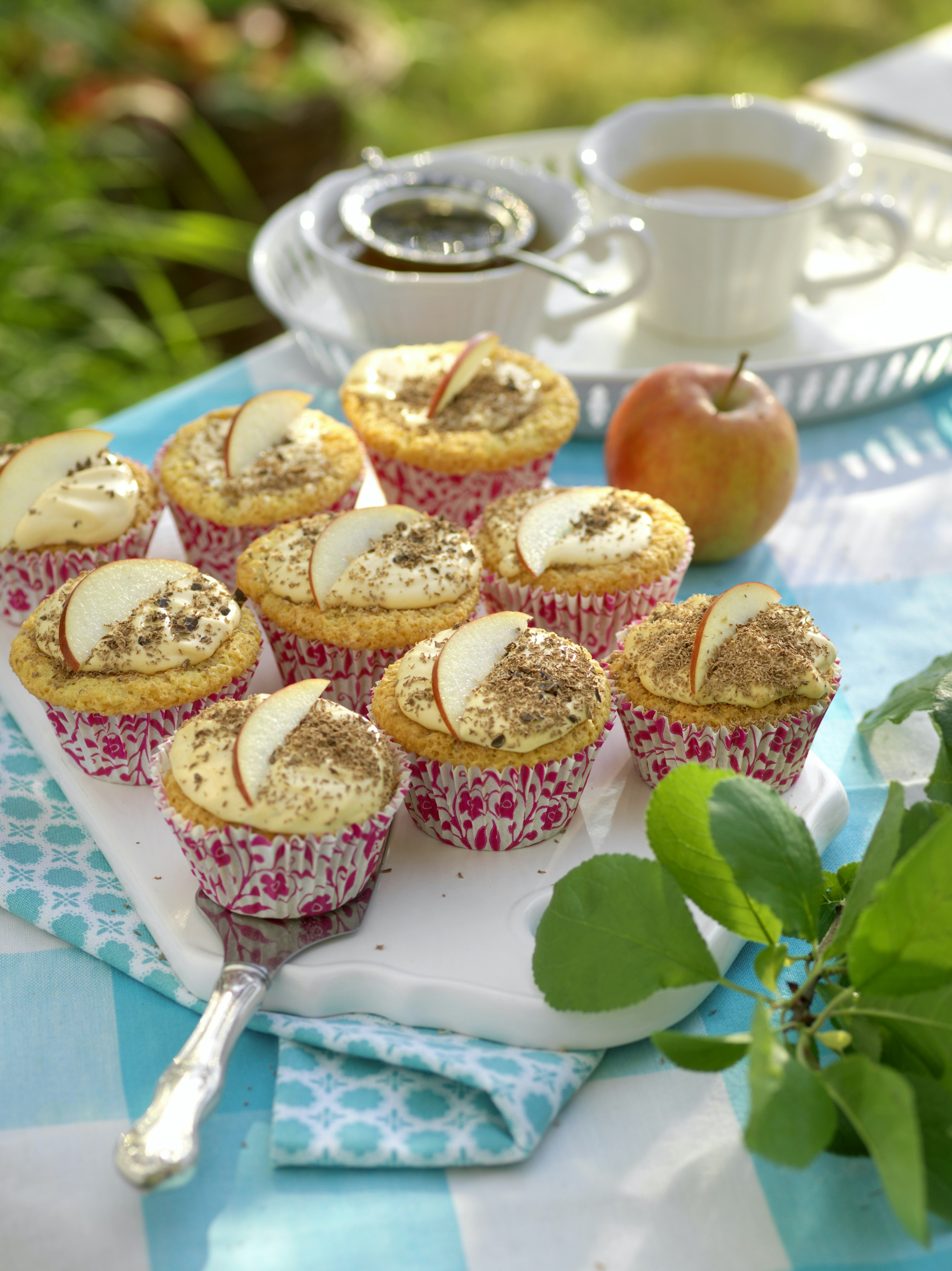 Glutenfria äppelmuffins med kolaglasyr