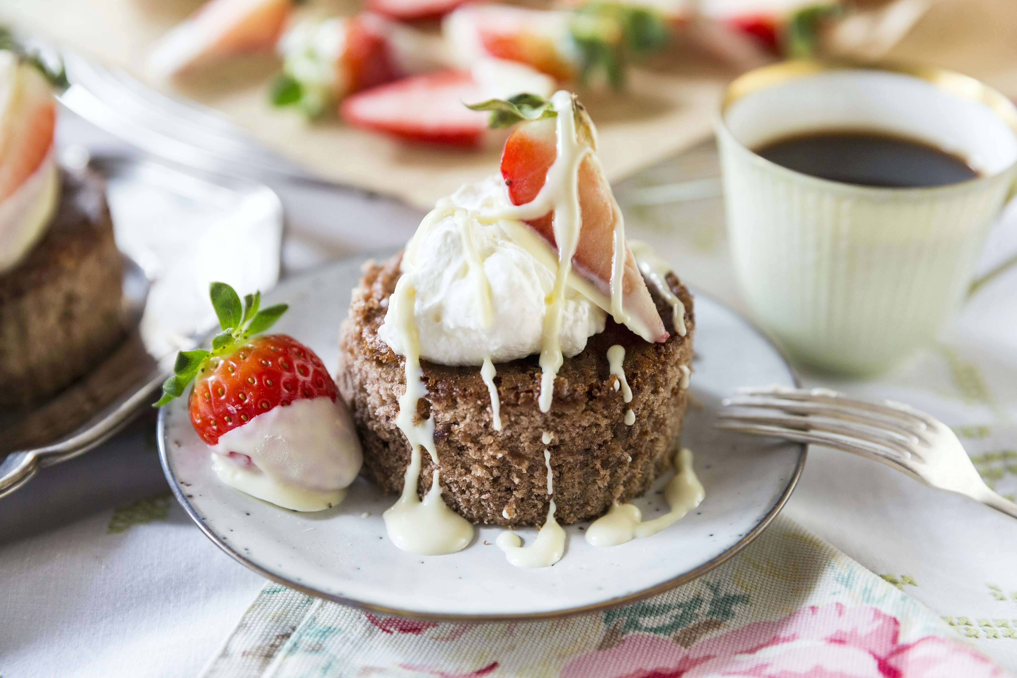 Glutenfria chokladcirklar med jordgubbar