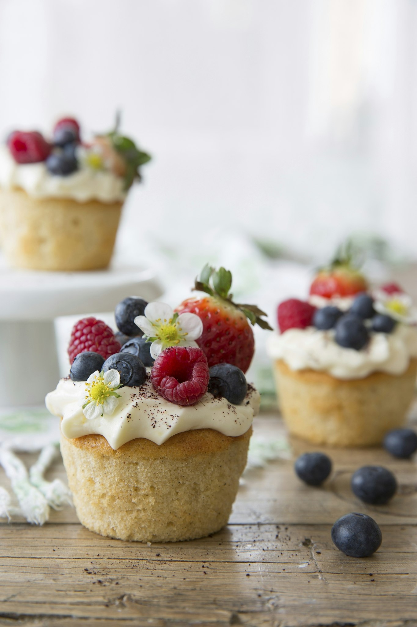 Glutenfria muffins med frosting och sommarbär