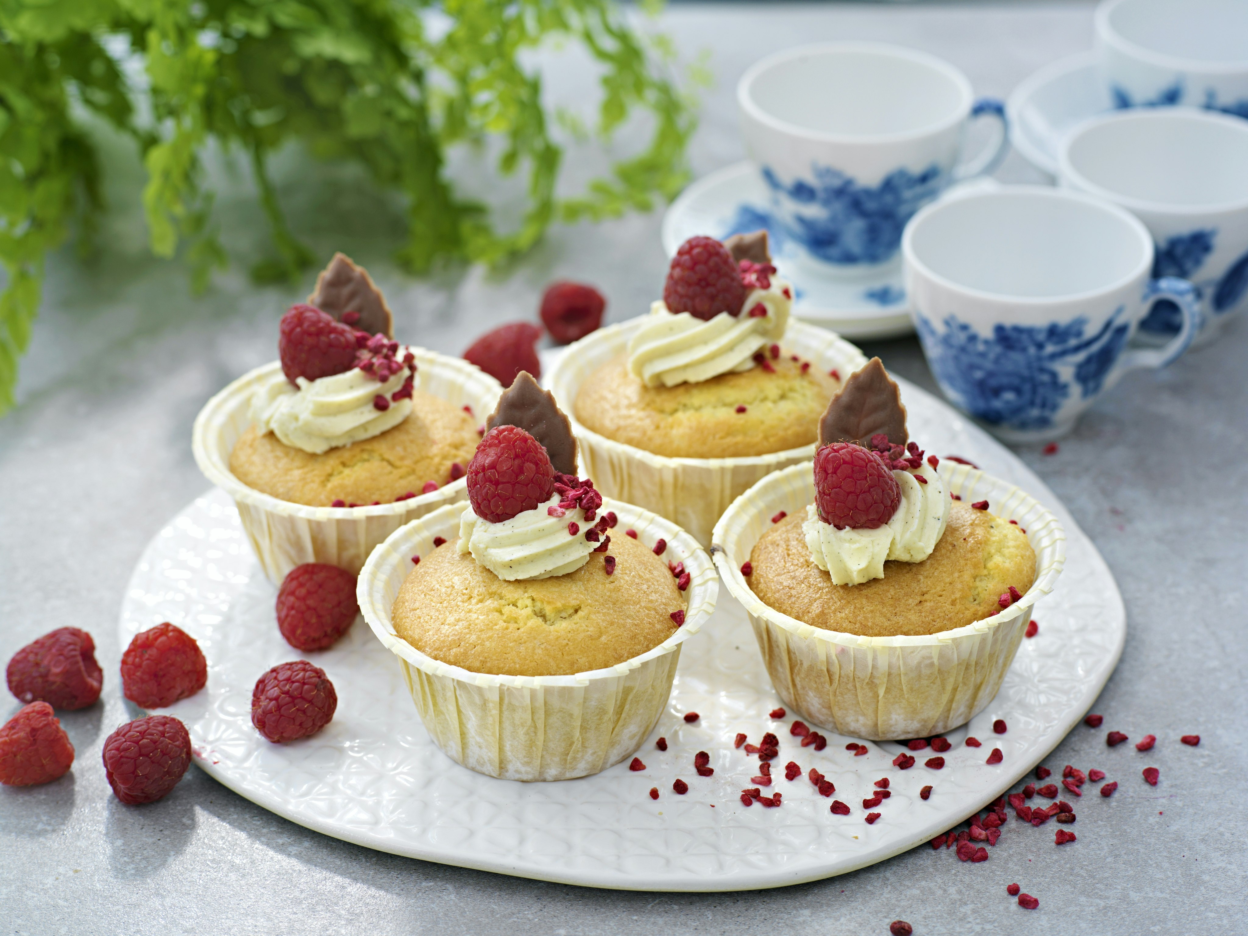 Glutenfria muffins med glasyr och hallon