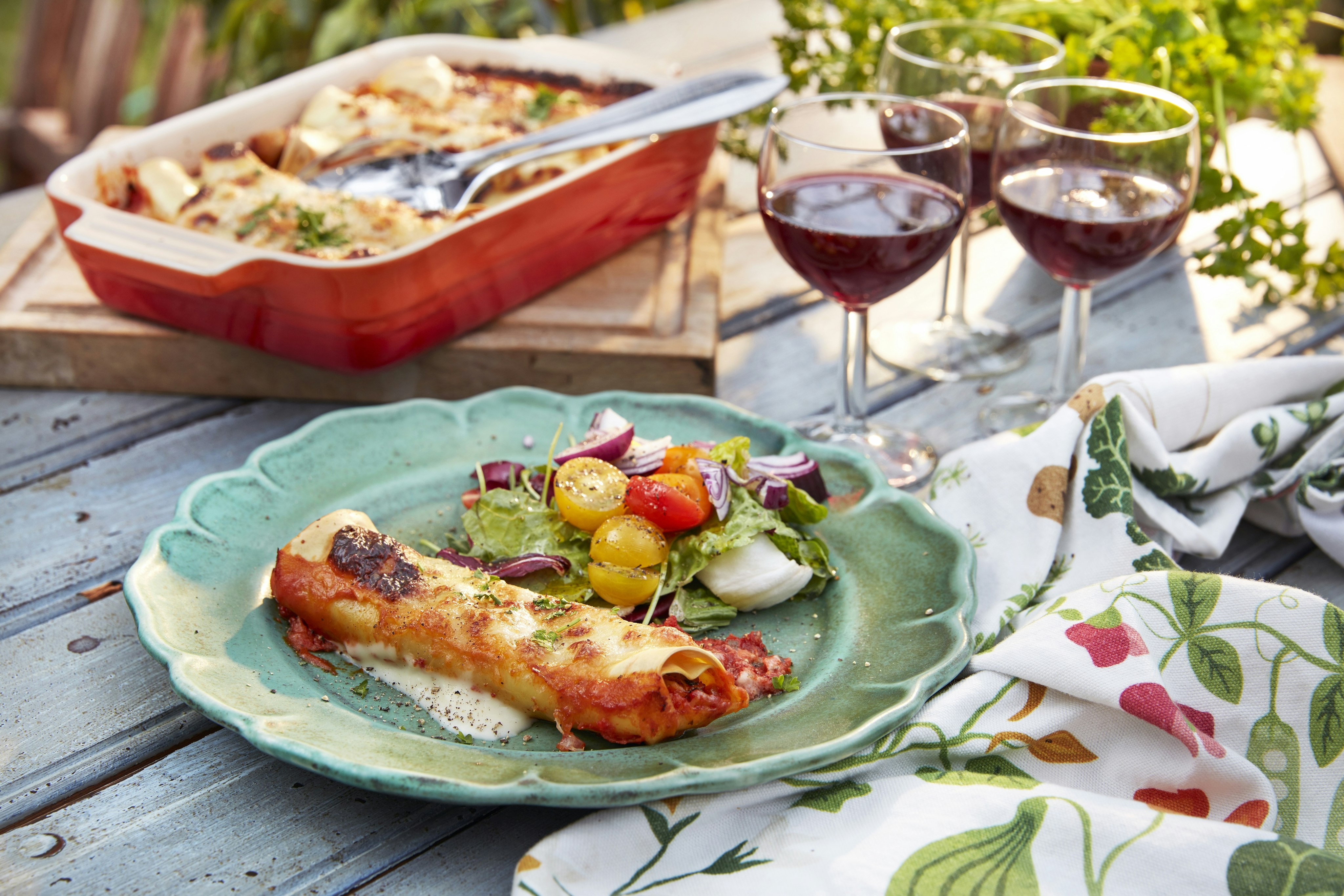 Gratinerad cannelloni med kyckling i tomatsås