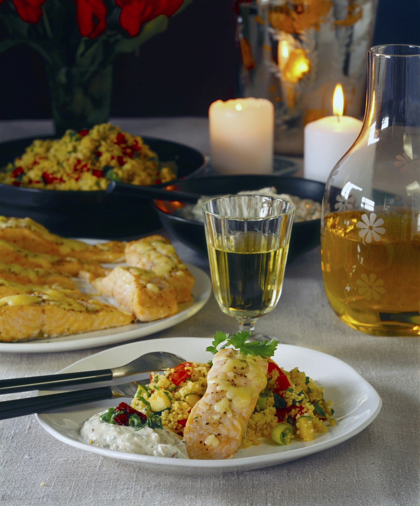 Gratinerad lax med basilikasås och couscoussallad