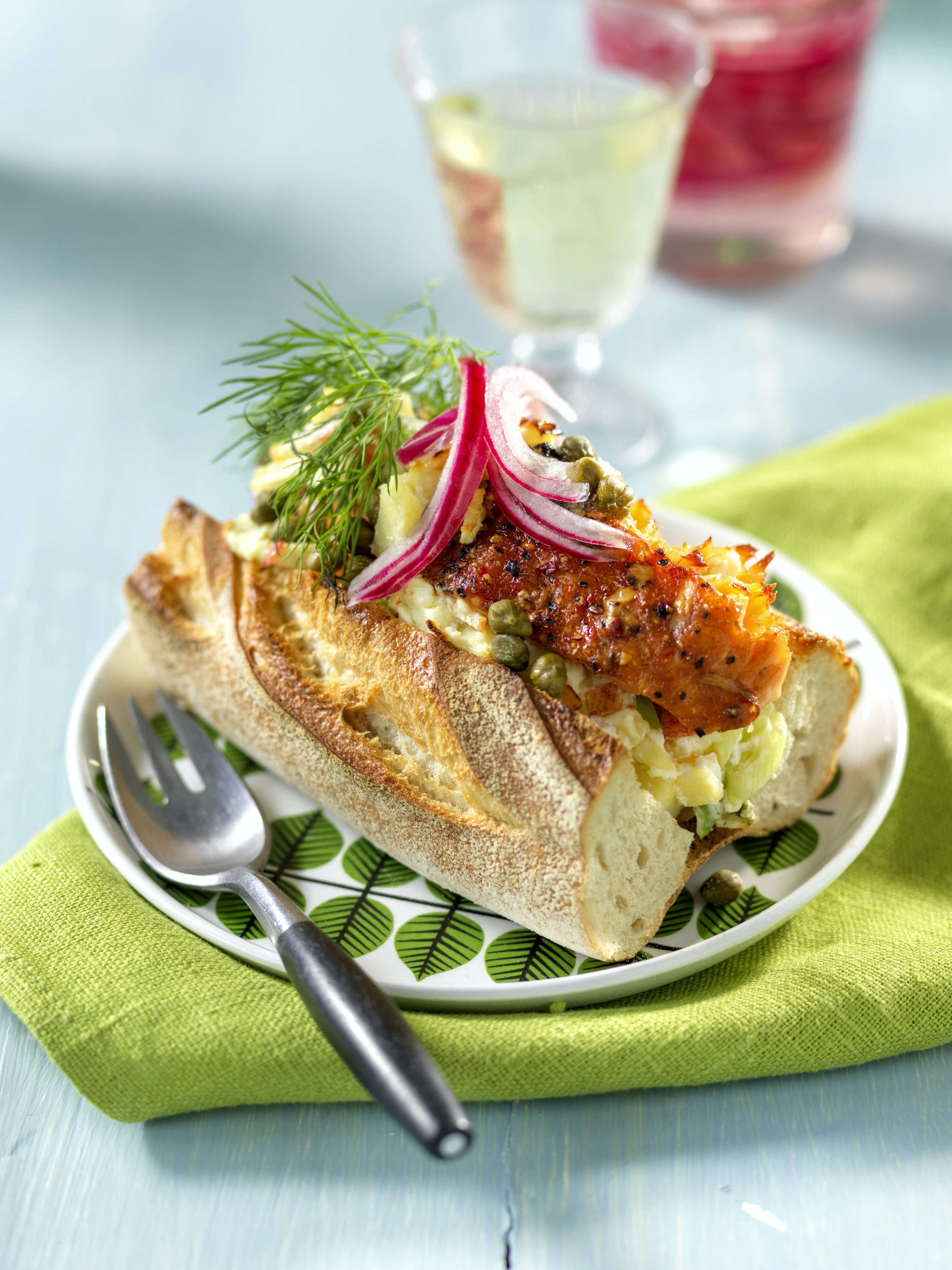 Gratinerad laxbaguette med äppelsalsa