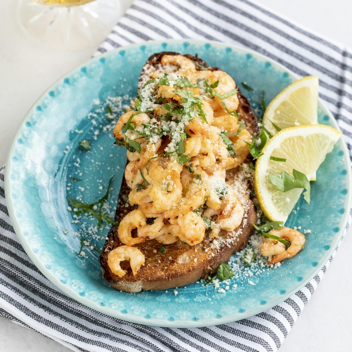 Gratinerad räkmacka med parmesan-image