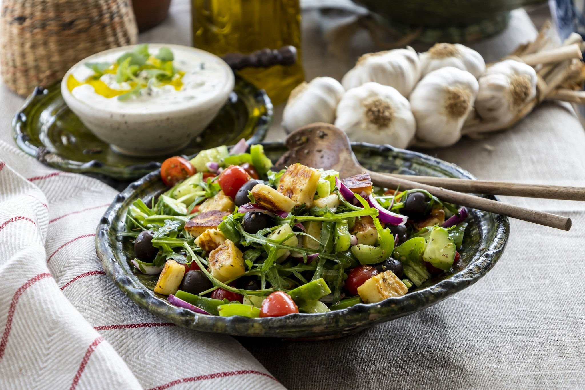 Grekisk sallad med halloumi och tzatziki