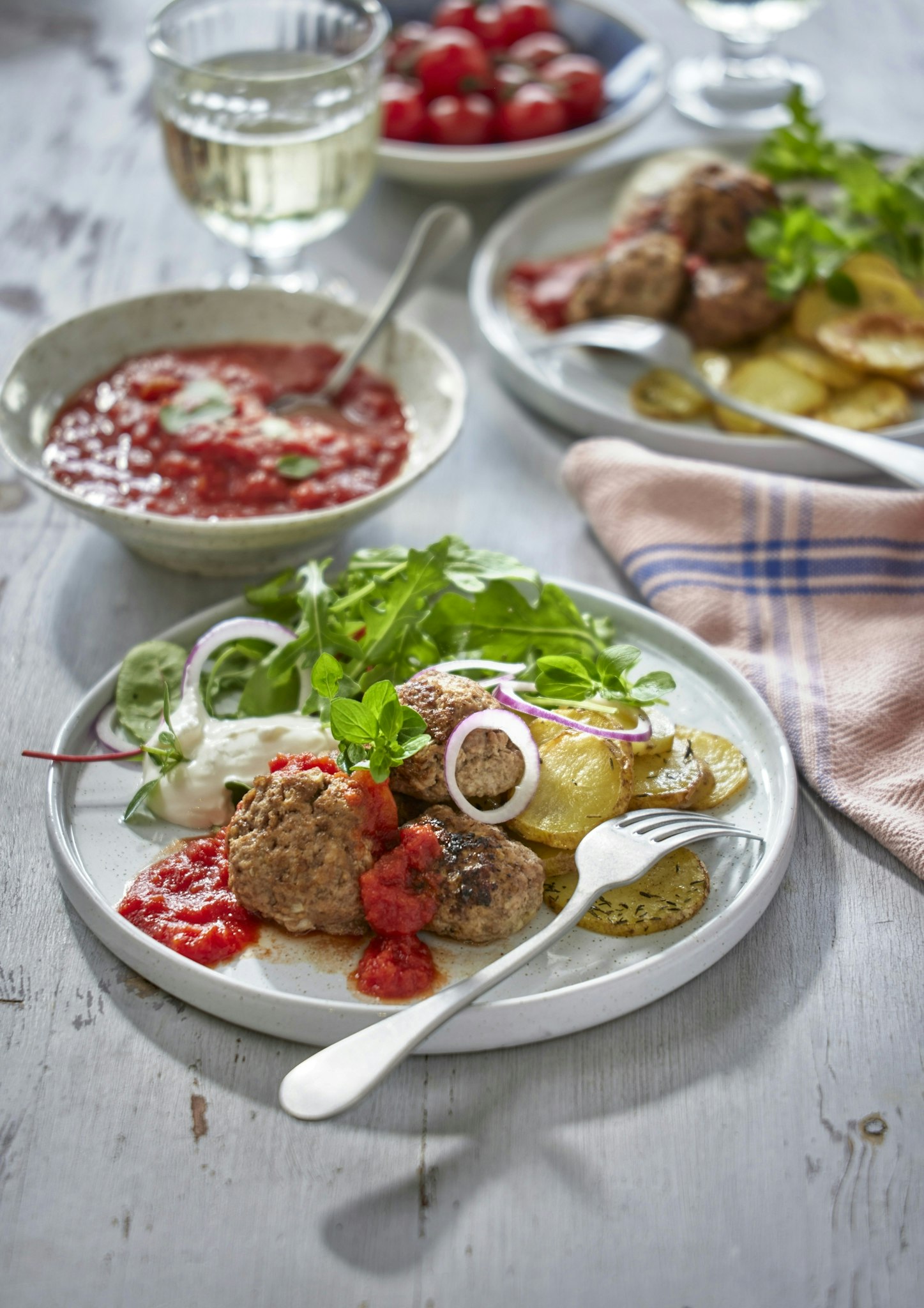 Grekiska köttbullar med rostad potatis