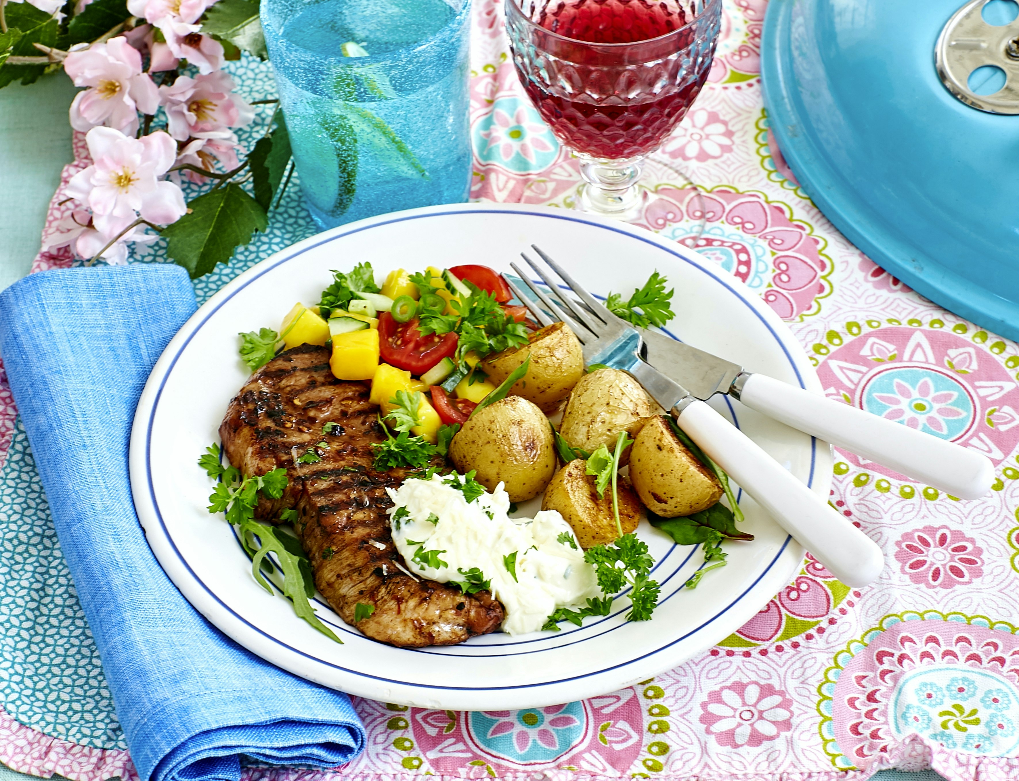 Grillad karré med mangosalsa och parmesankräm