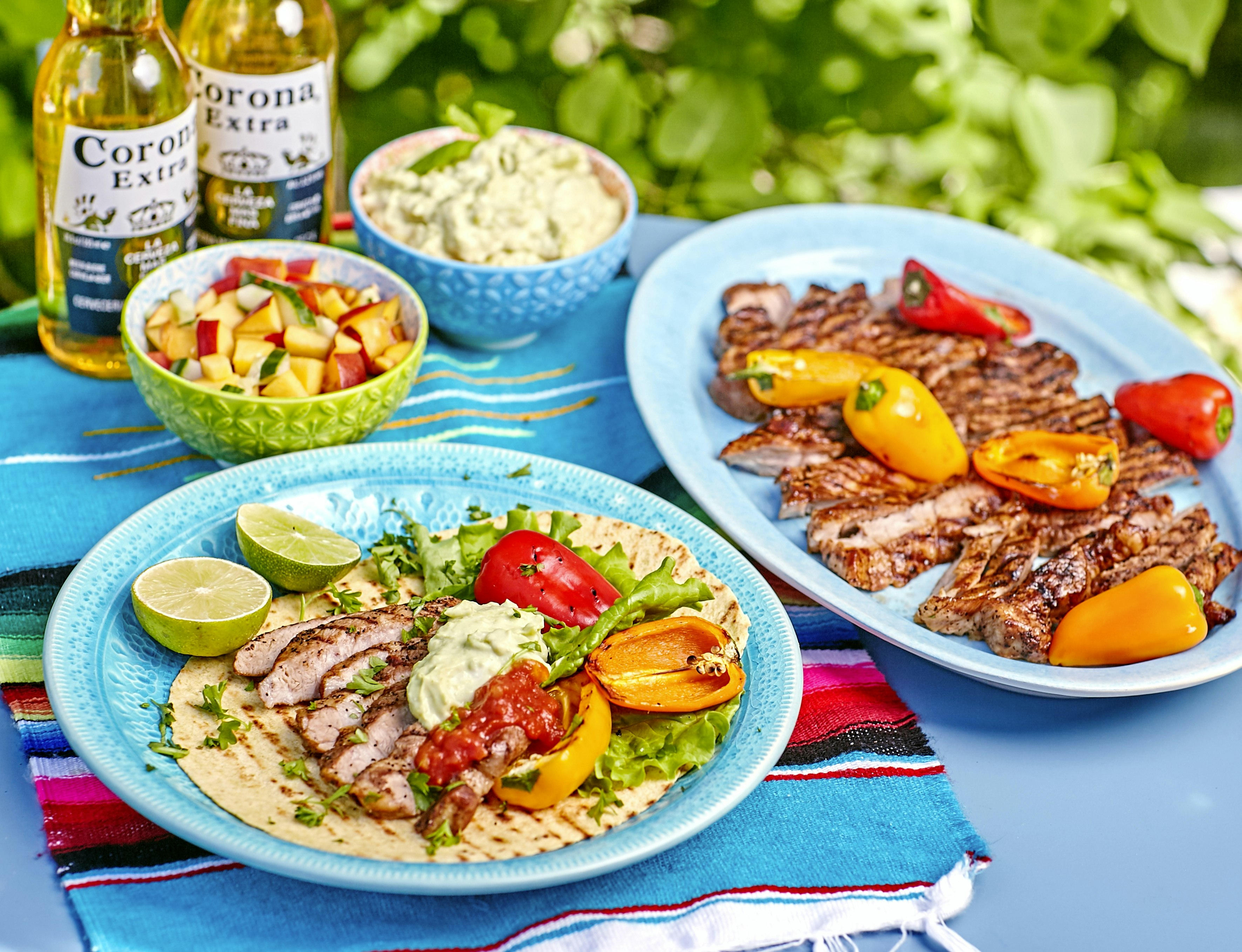 Tacos med grillad karré, avokado och nektarinsalsa