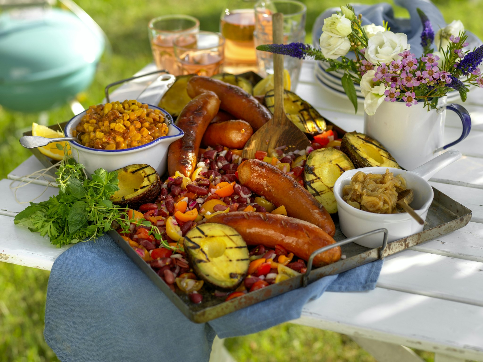 Grillad korv med avokado och karamelliserad lök