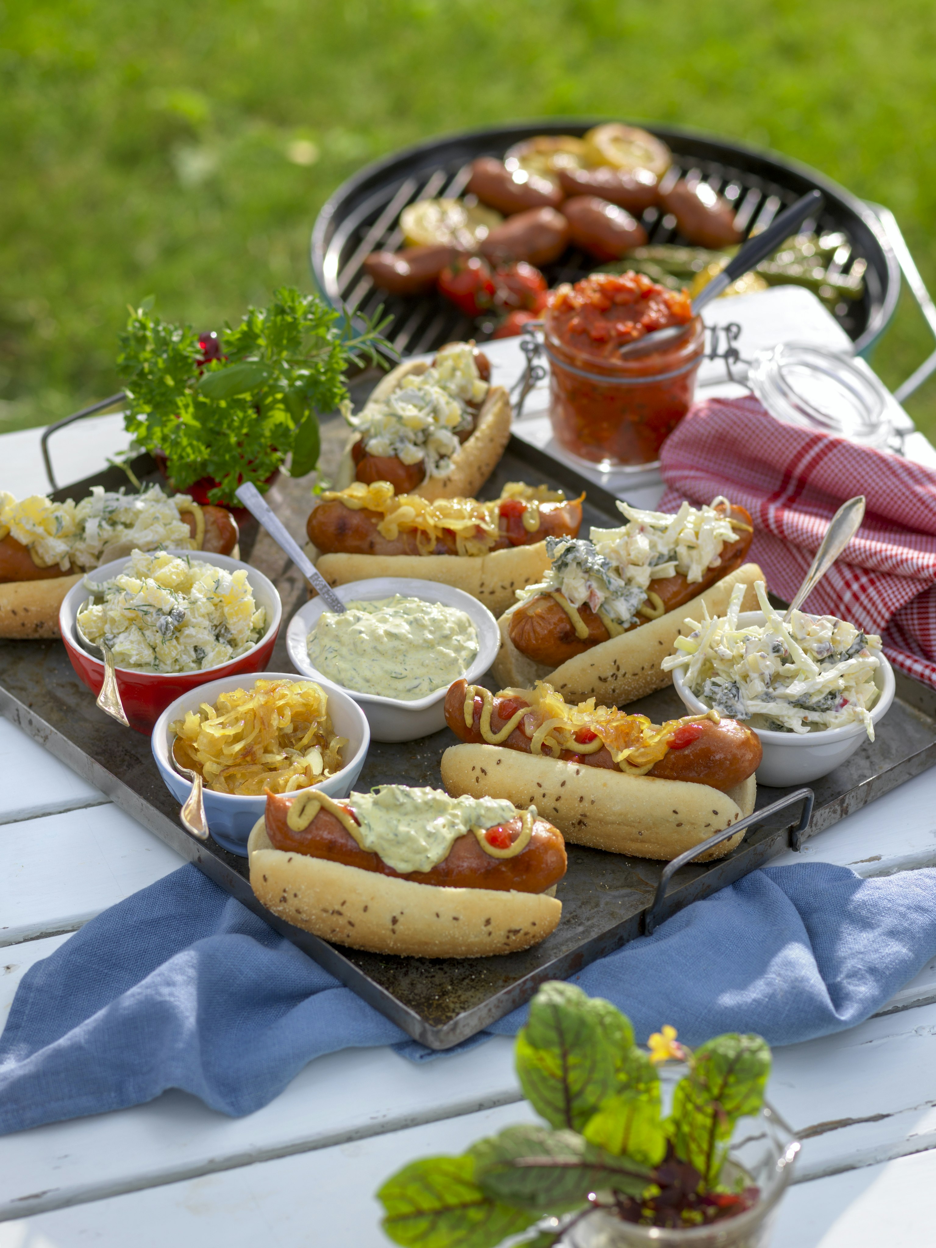 Grillad korv med fyra spännande toppingar