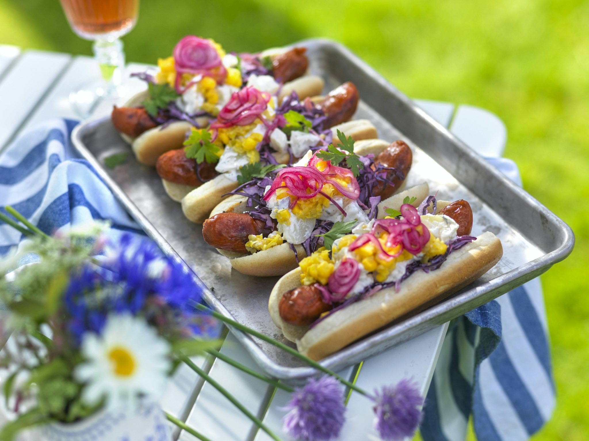 Grillad korv med goda tillbehör