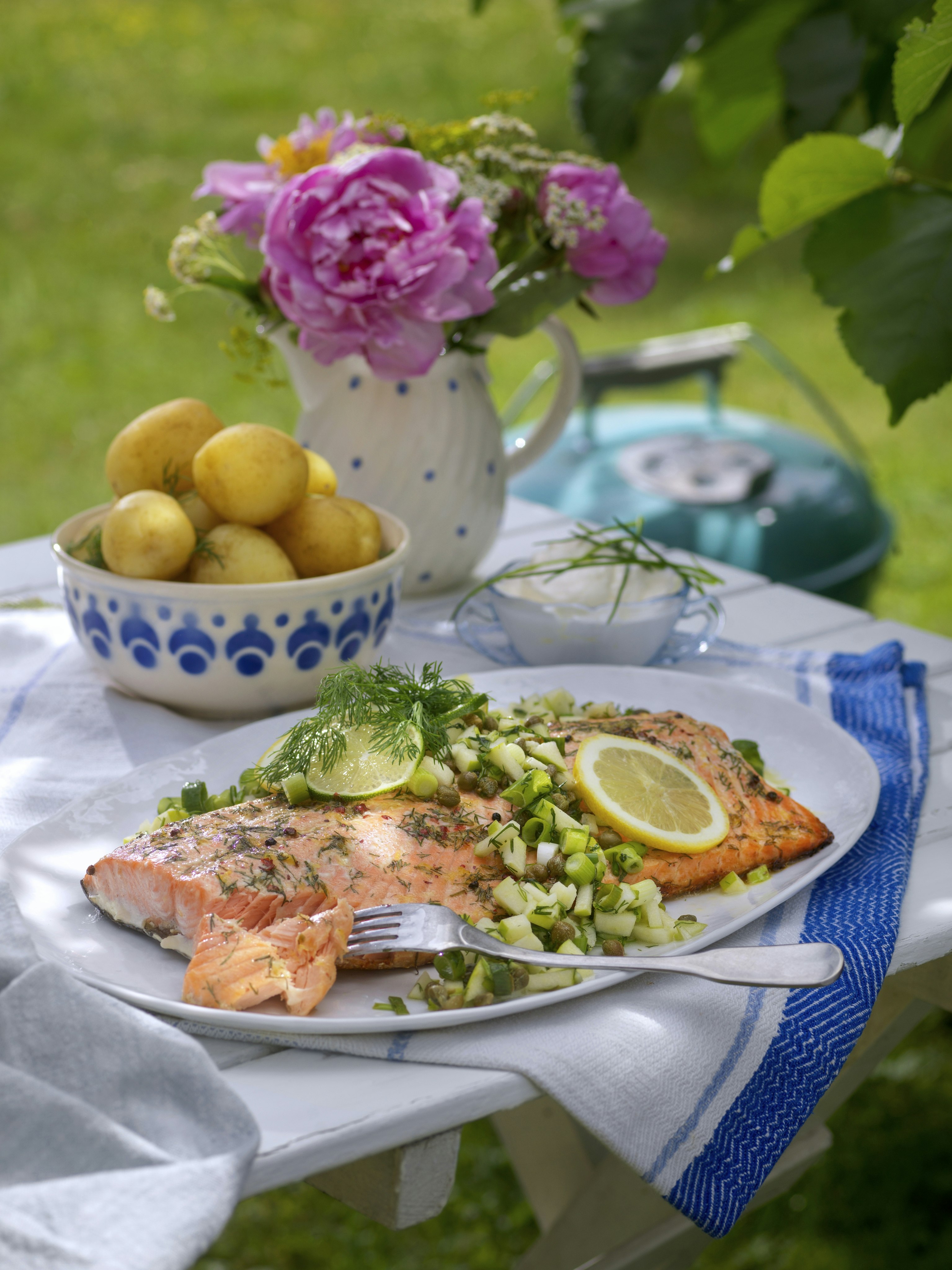 Grillad laxsida med äppelsalsa