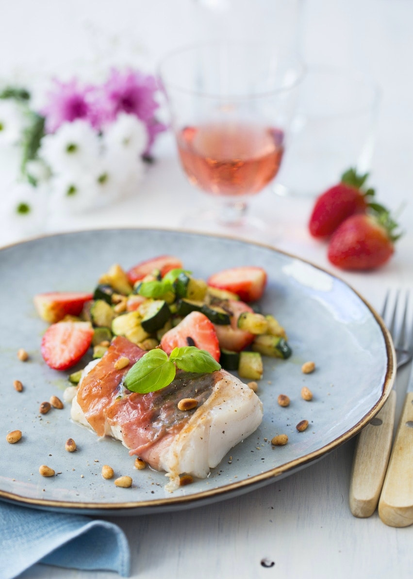 Grillad parmatorsk med squash och jordgubbar