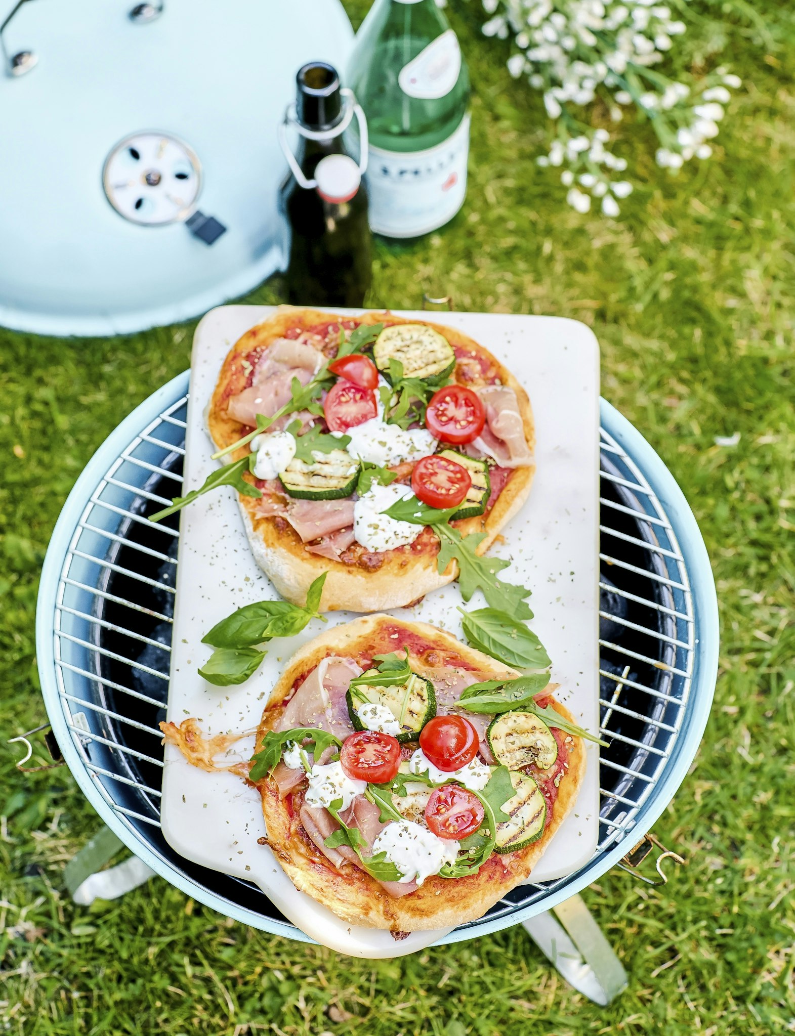Grillad pizza med ranchdressing
