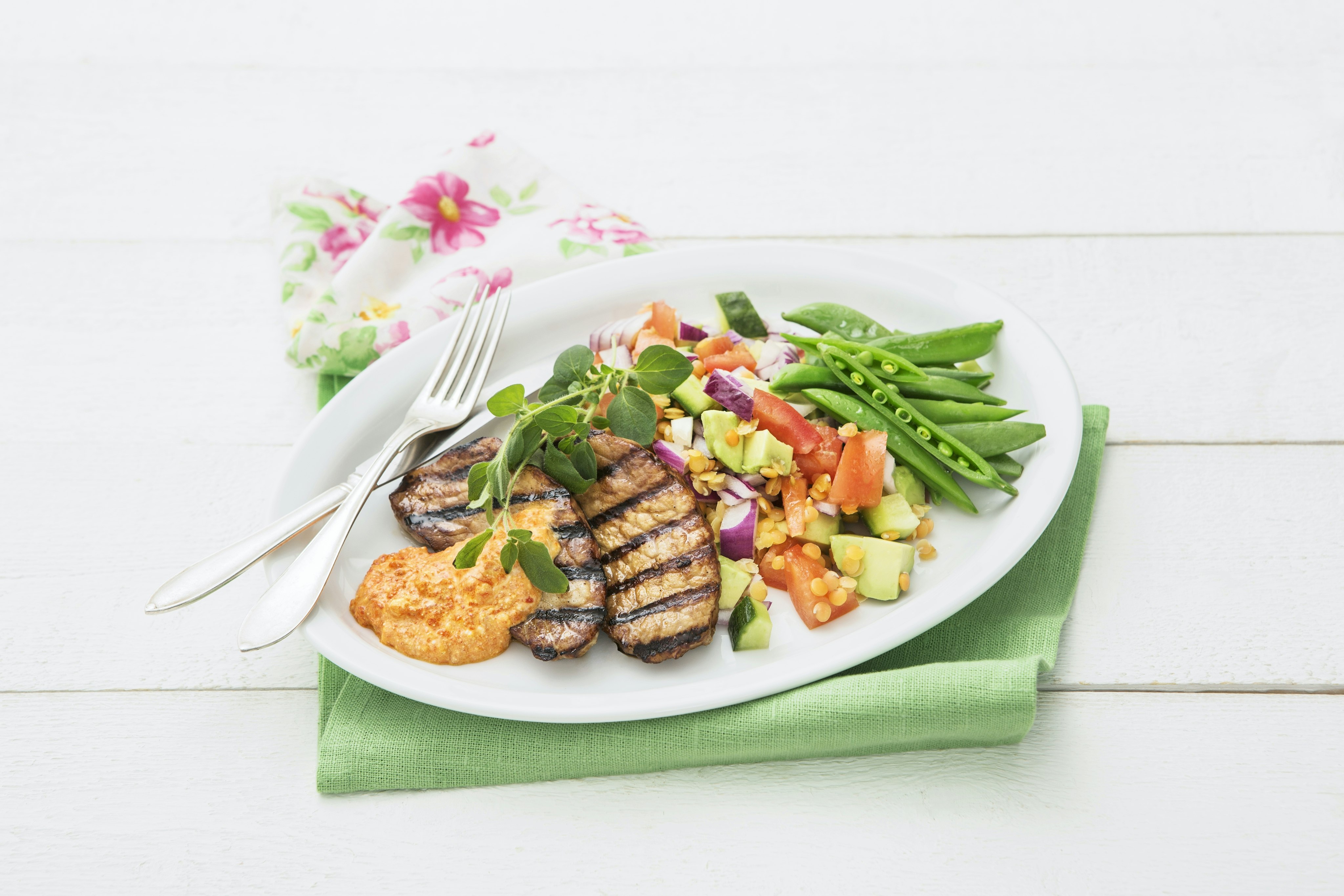 Grillad schnitzel med salsa och paprikasås