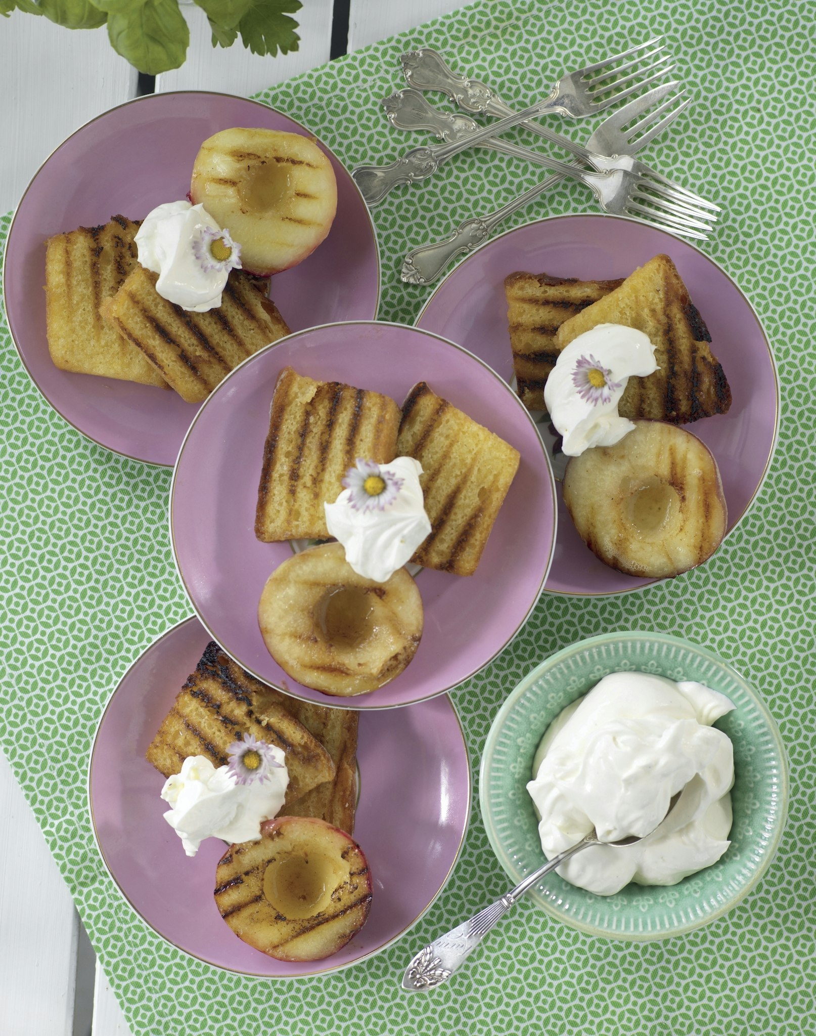 Grillad sockerkaka med nektariner