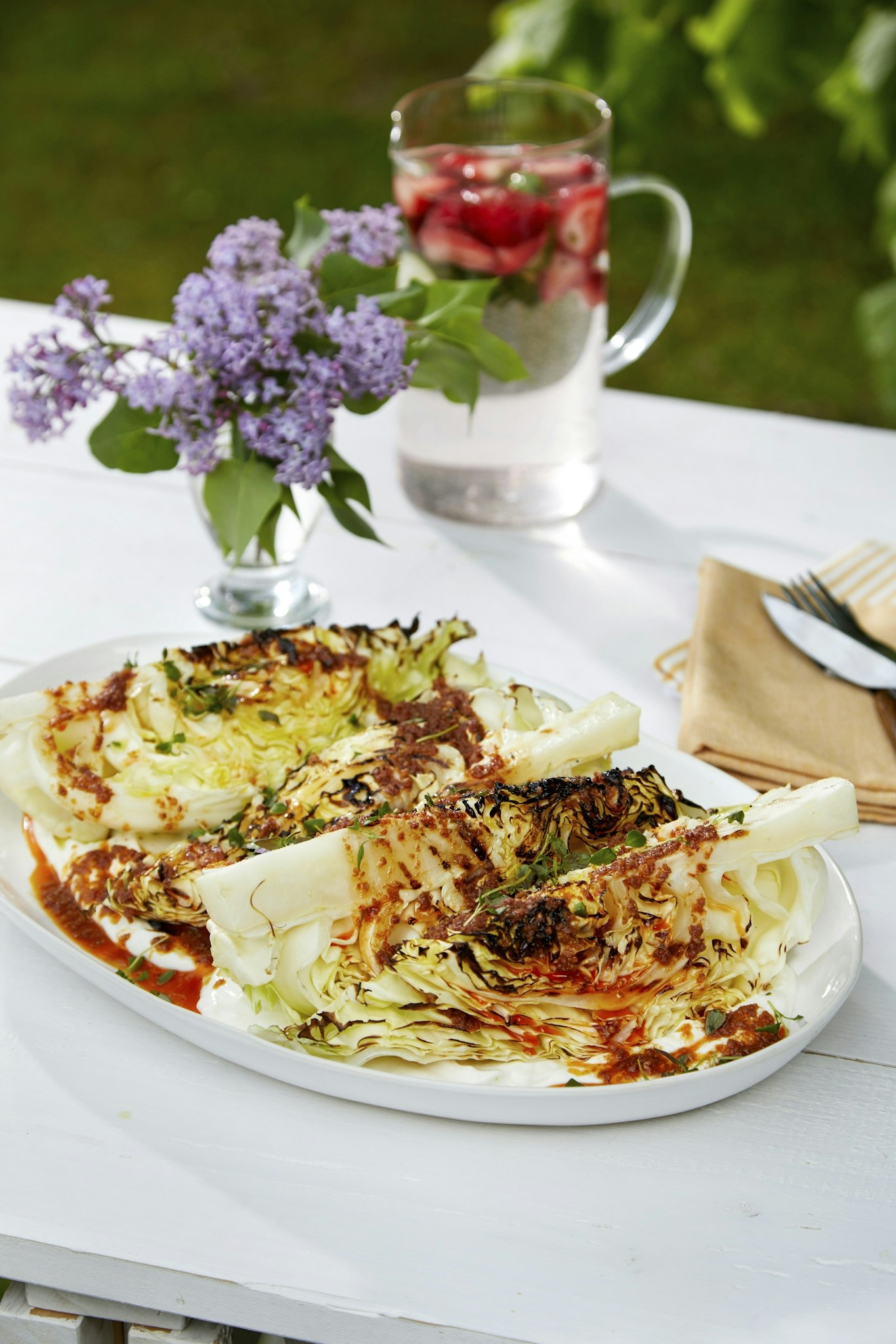 Grillad spetskål med ndujasmör och citronyoghurt