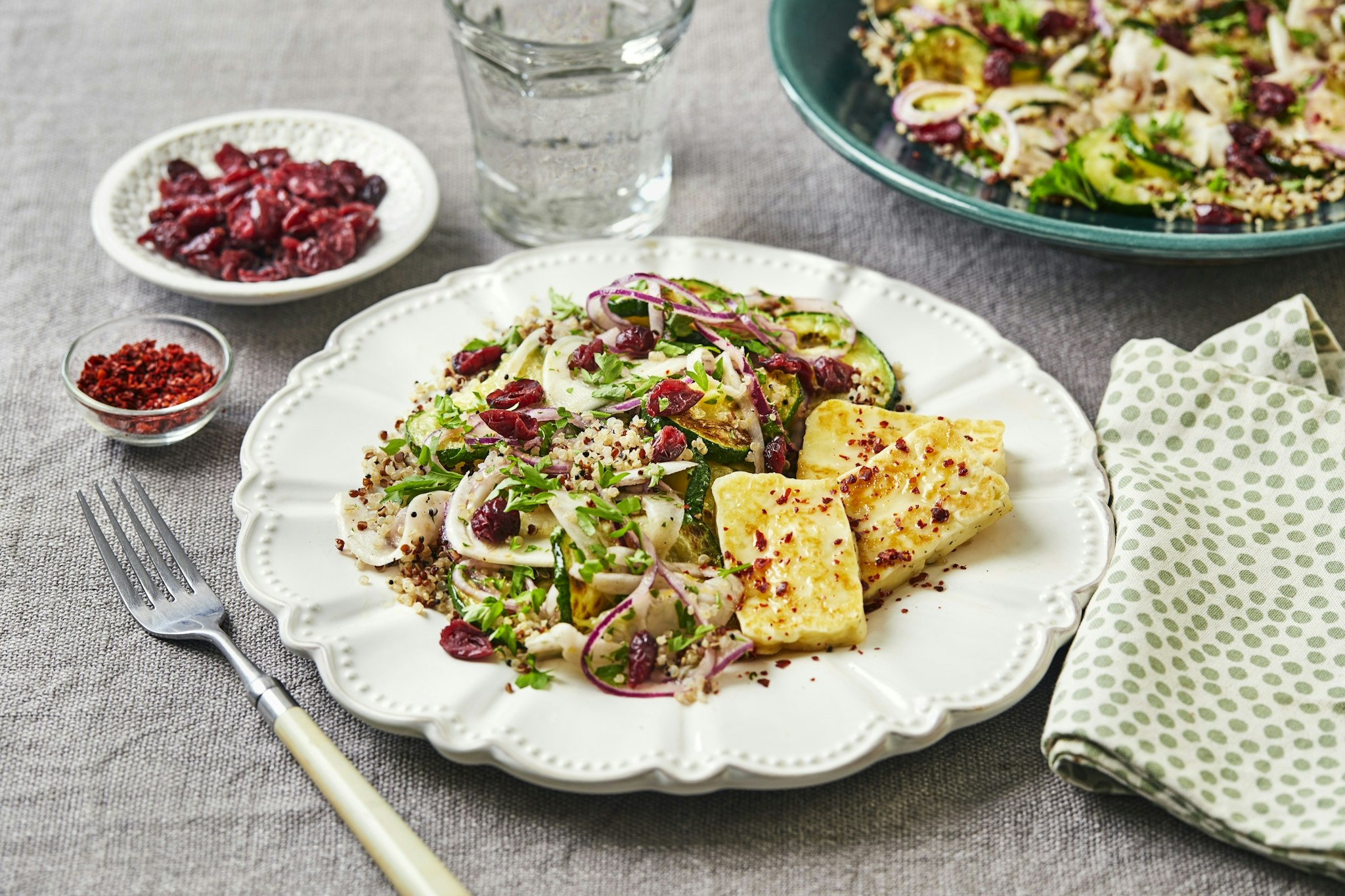 Grillad zucchinisallad med fänkål, quinoa & halloumi