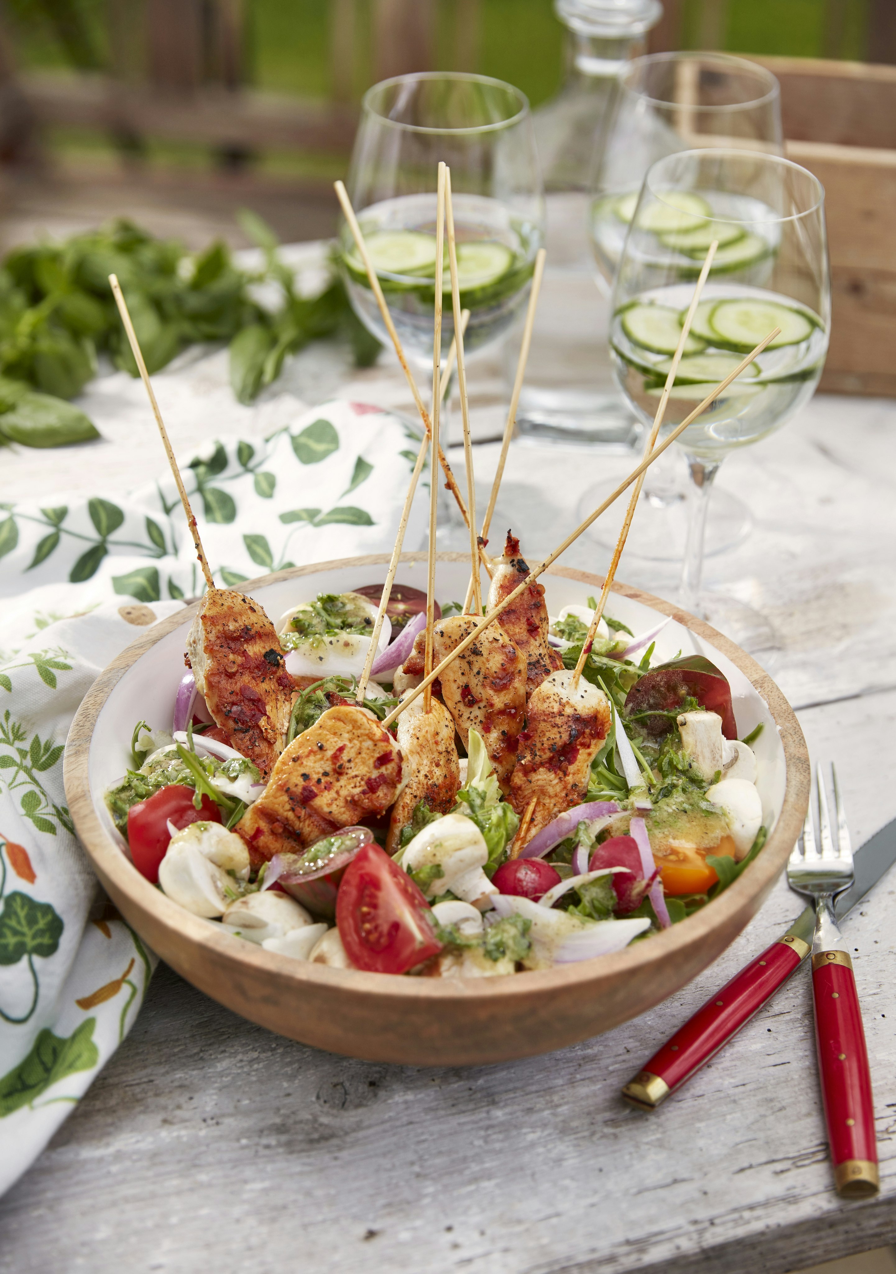 Grillade kycklingspett med avokadosallad