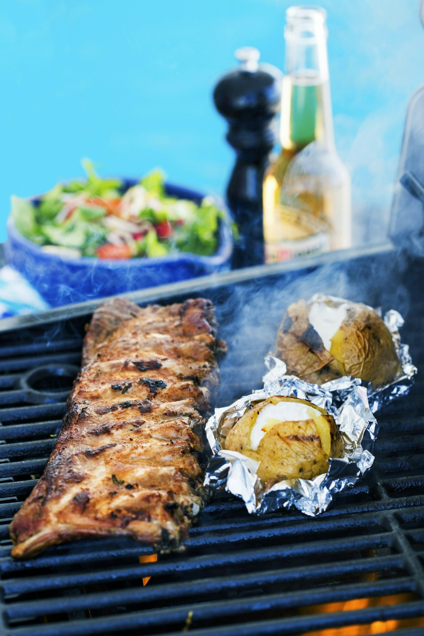 Grillade revbensspjäll med ostfylld bakpotatis