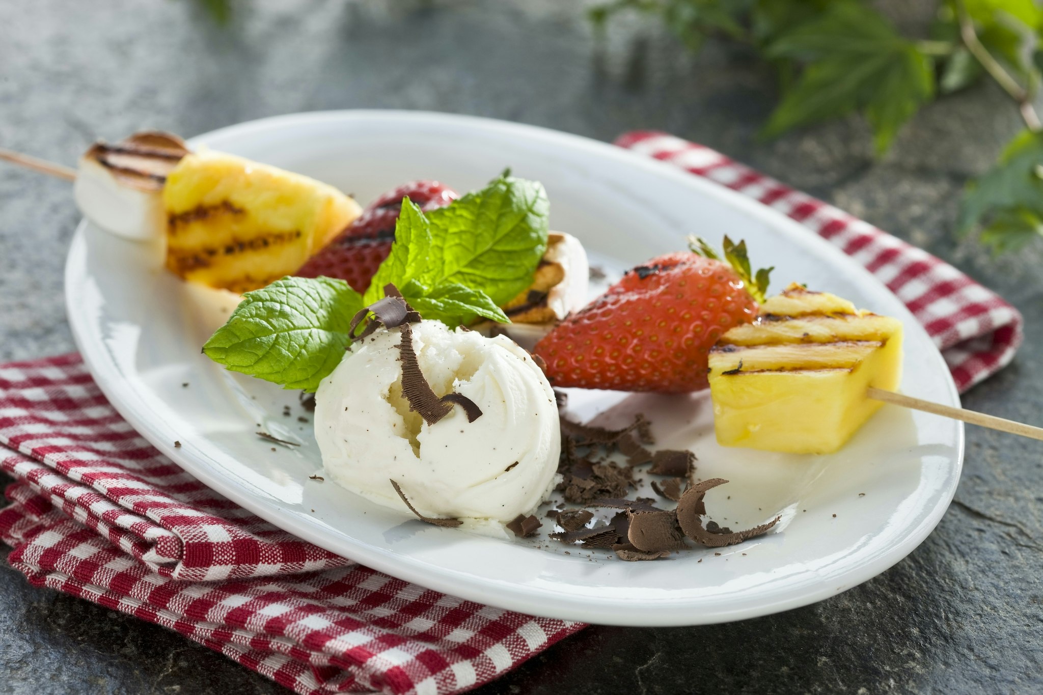 Grillspett med frukt och marshmallows