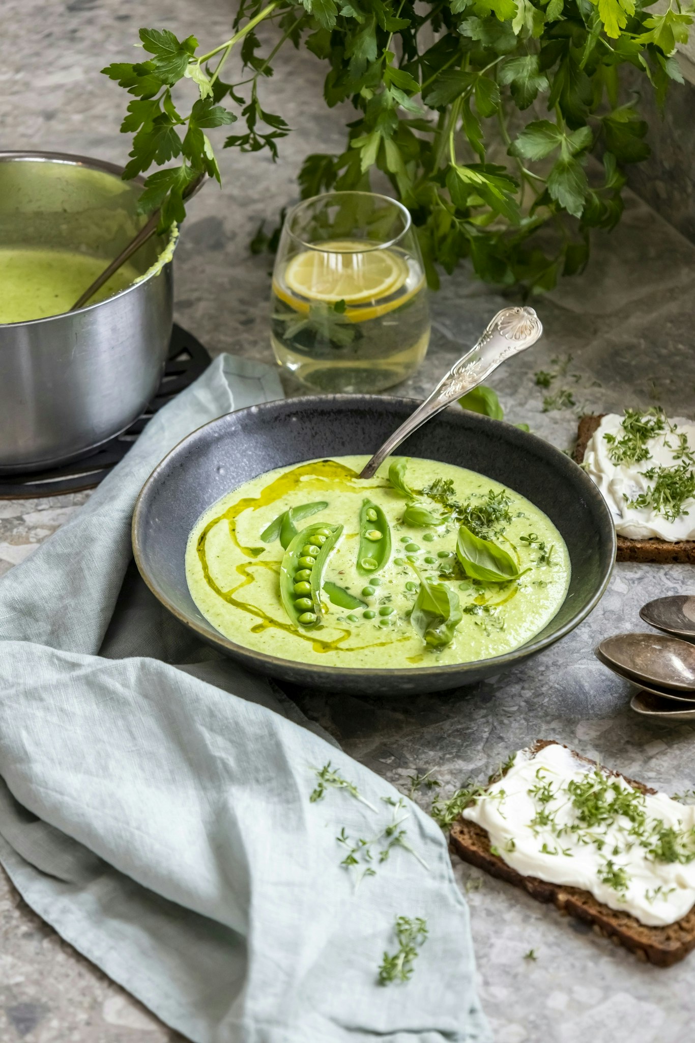 Grön ärtsoppa med basilika och crème fraiche