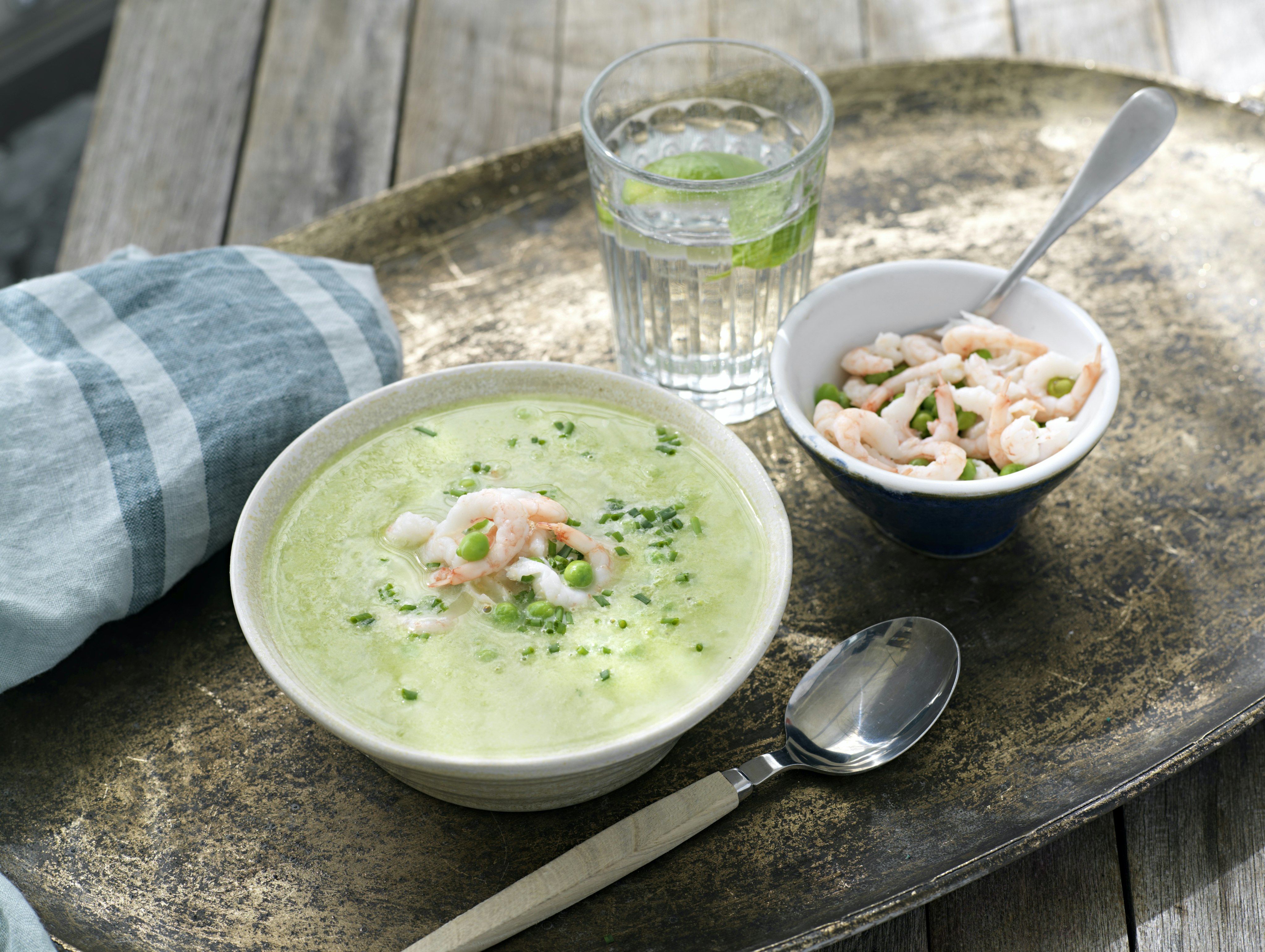 Grön ärtsoppa med räkor