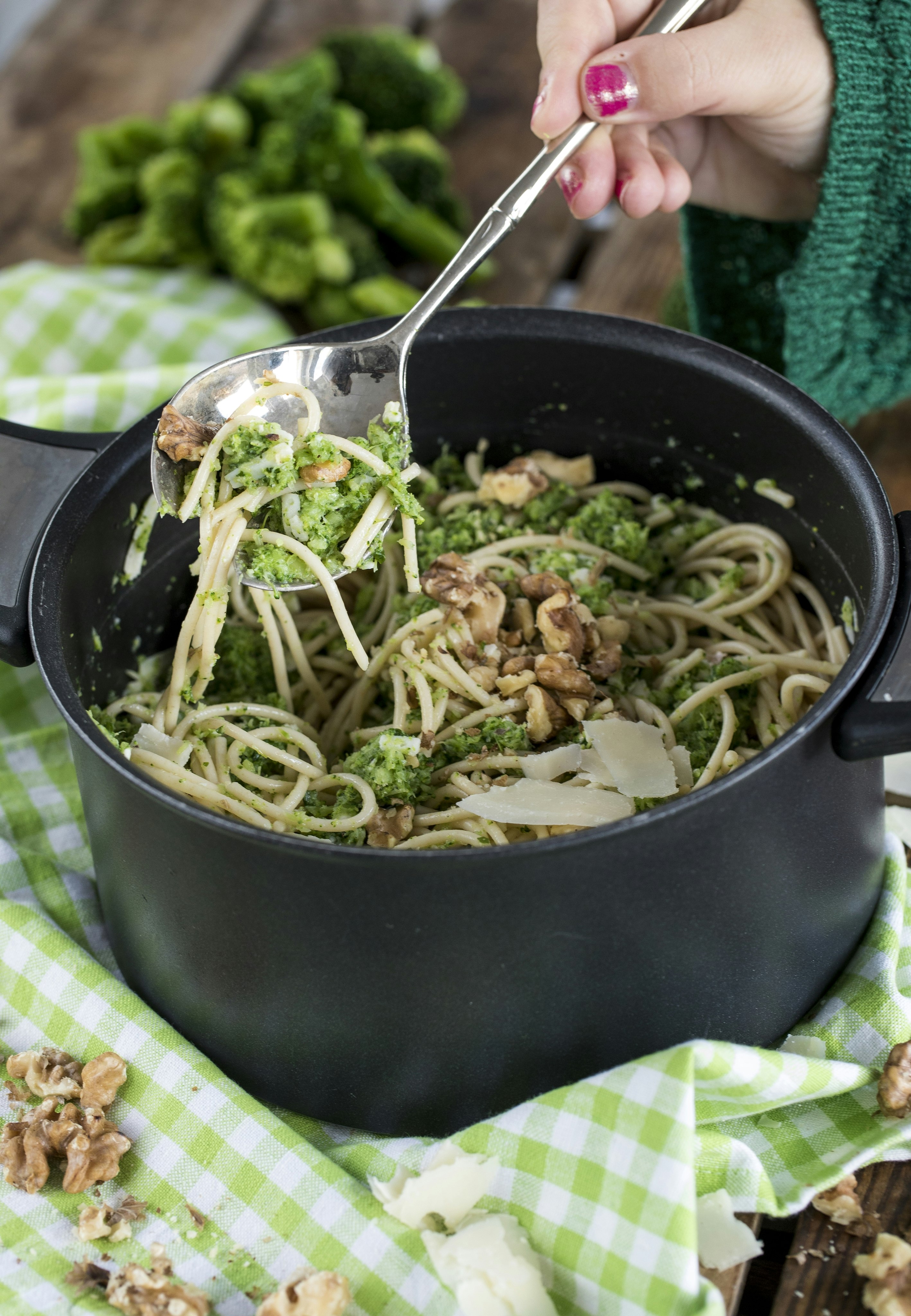 Broccolipasta med parmesan och valnötter