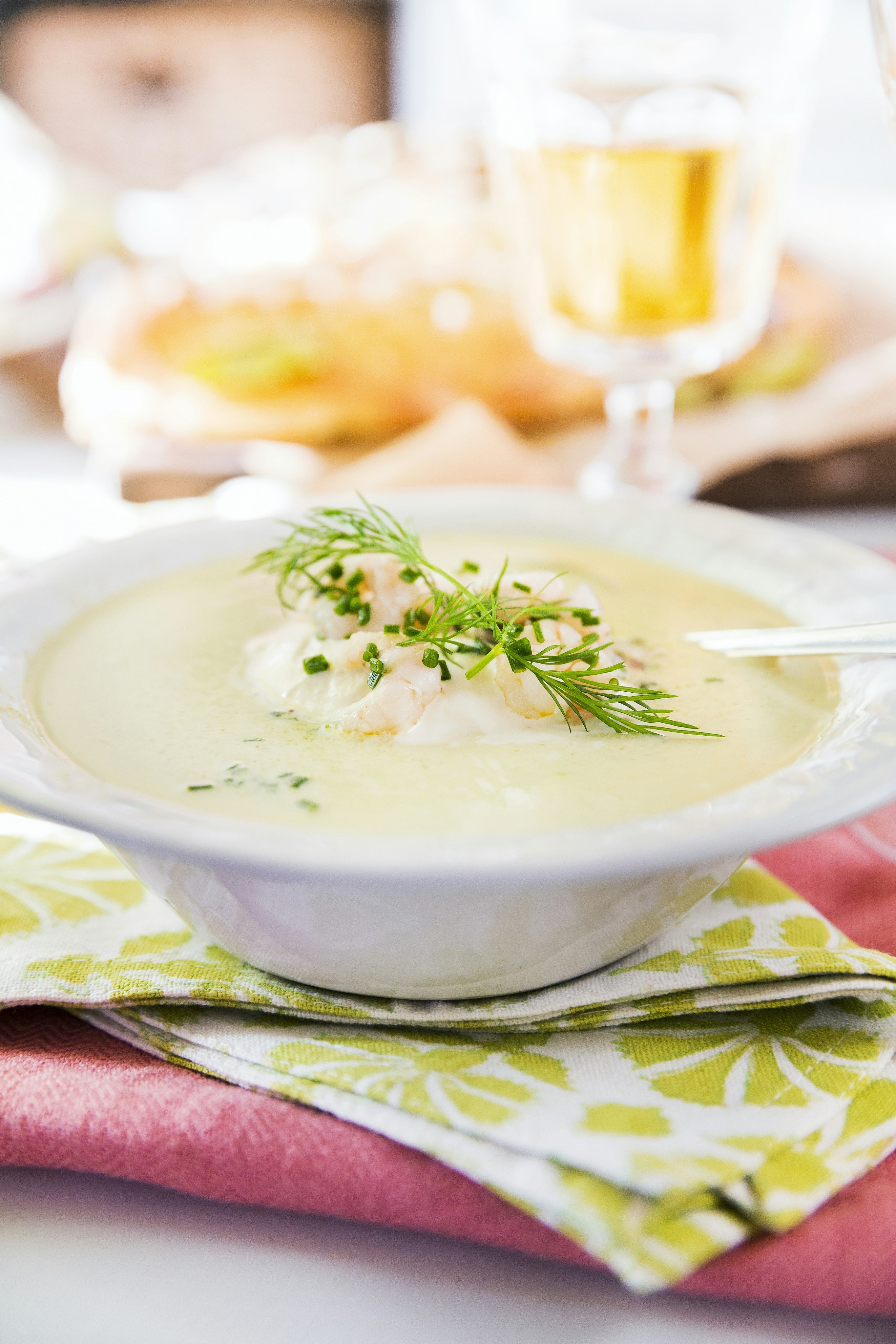 Grön sparrissoppa med räkor