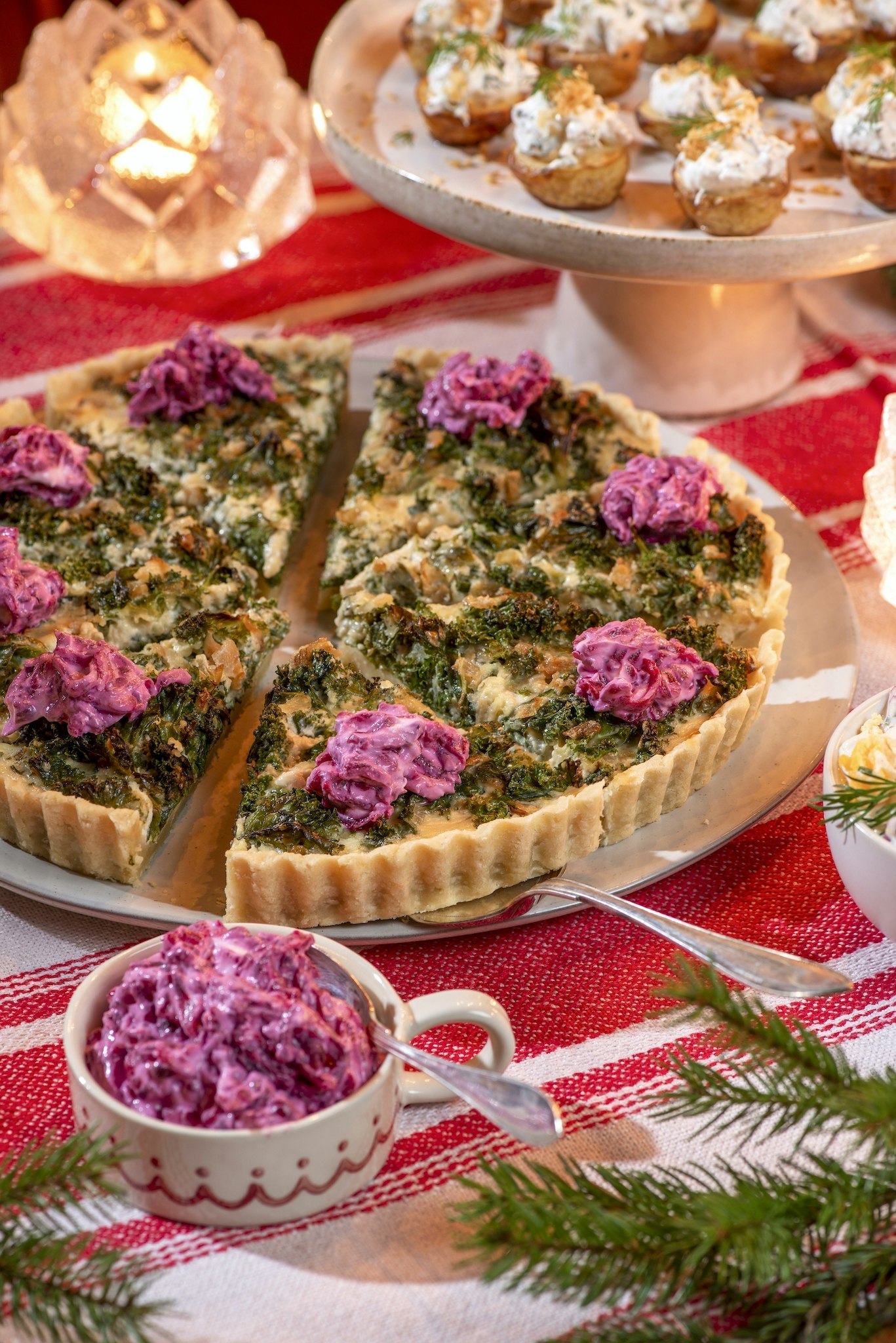 Grönkålspaj med rödbetsröra