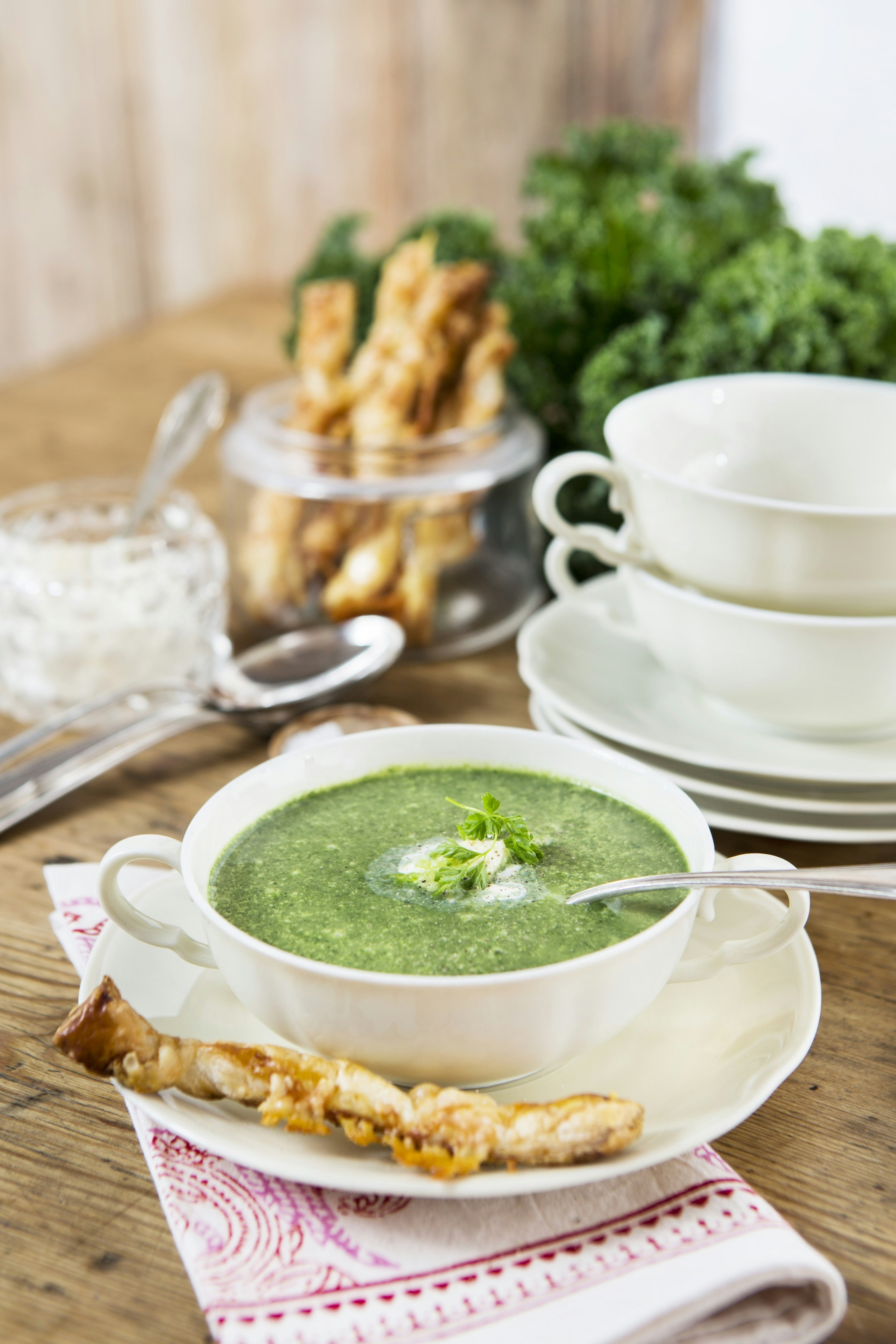 Grönkålssoppa med krispiga parmesanstänger