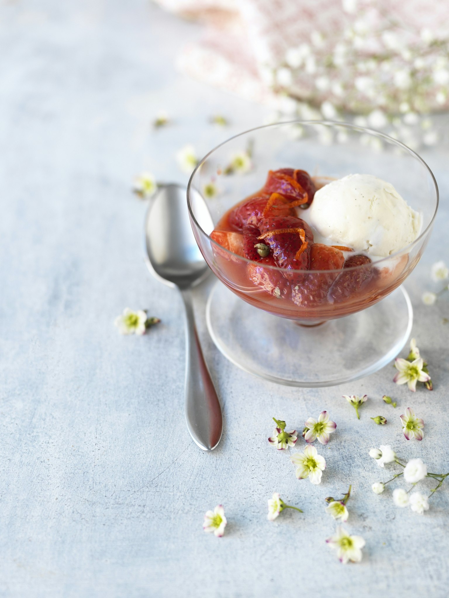Grönpepparflamberade jordgubbar