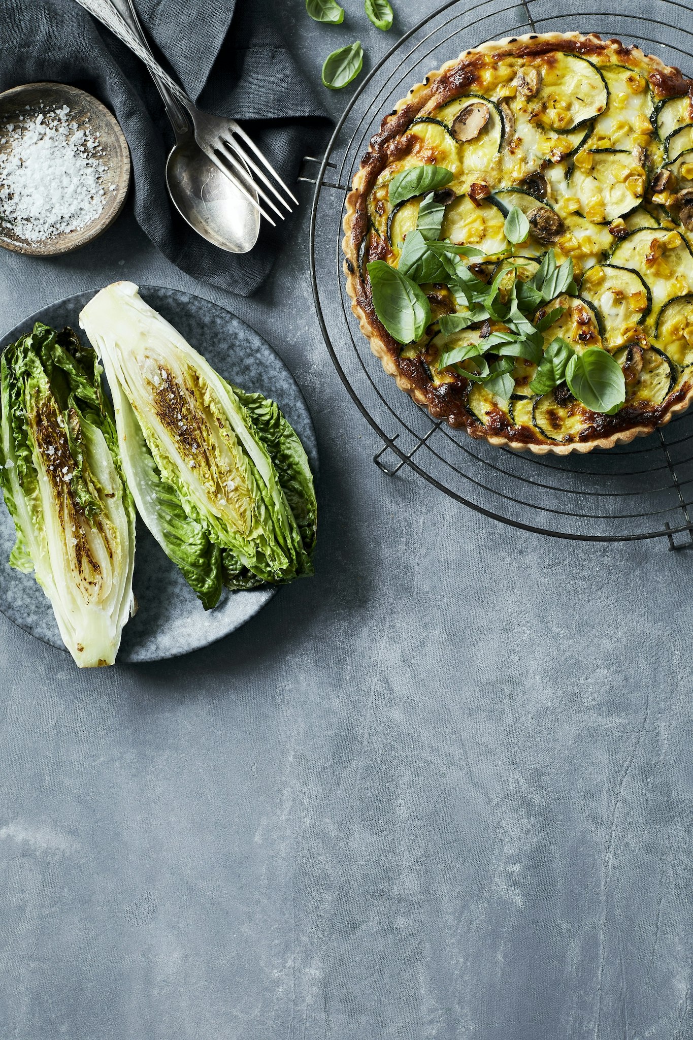 Grönsakspaj med grillad hjärtsallad