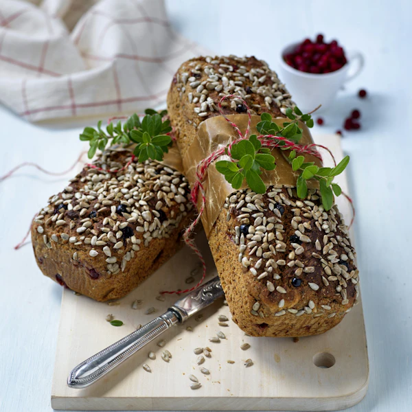 Grovt rågbröd med fikon och lingon