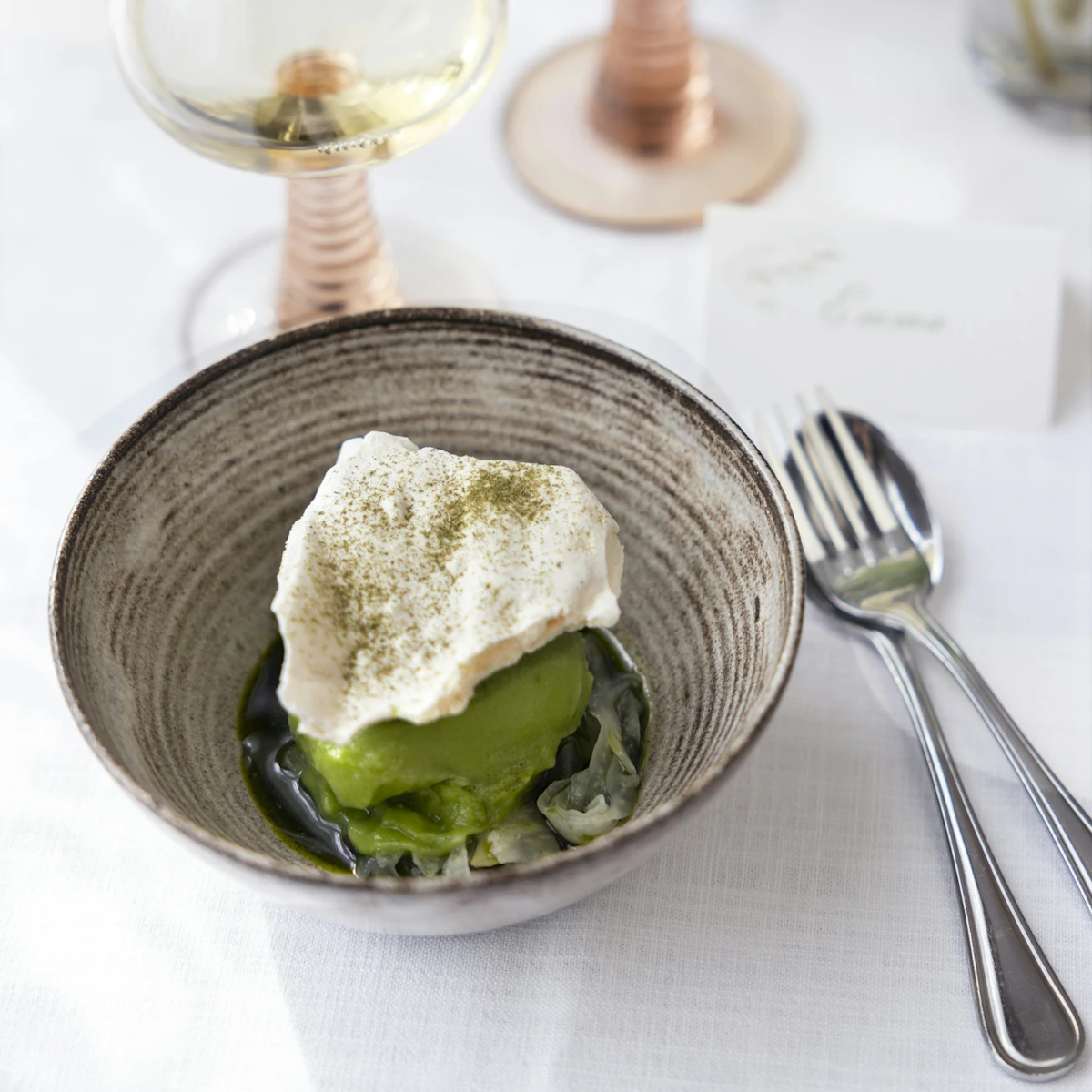 Gurksorbet med syltad fänkål och svartvinbärsolja