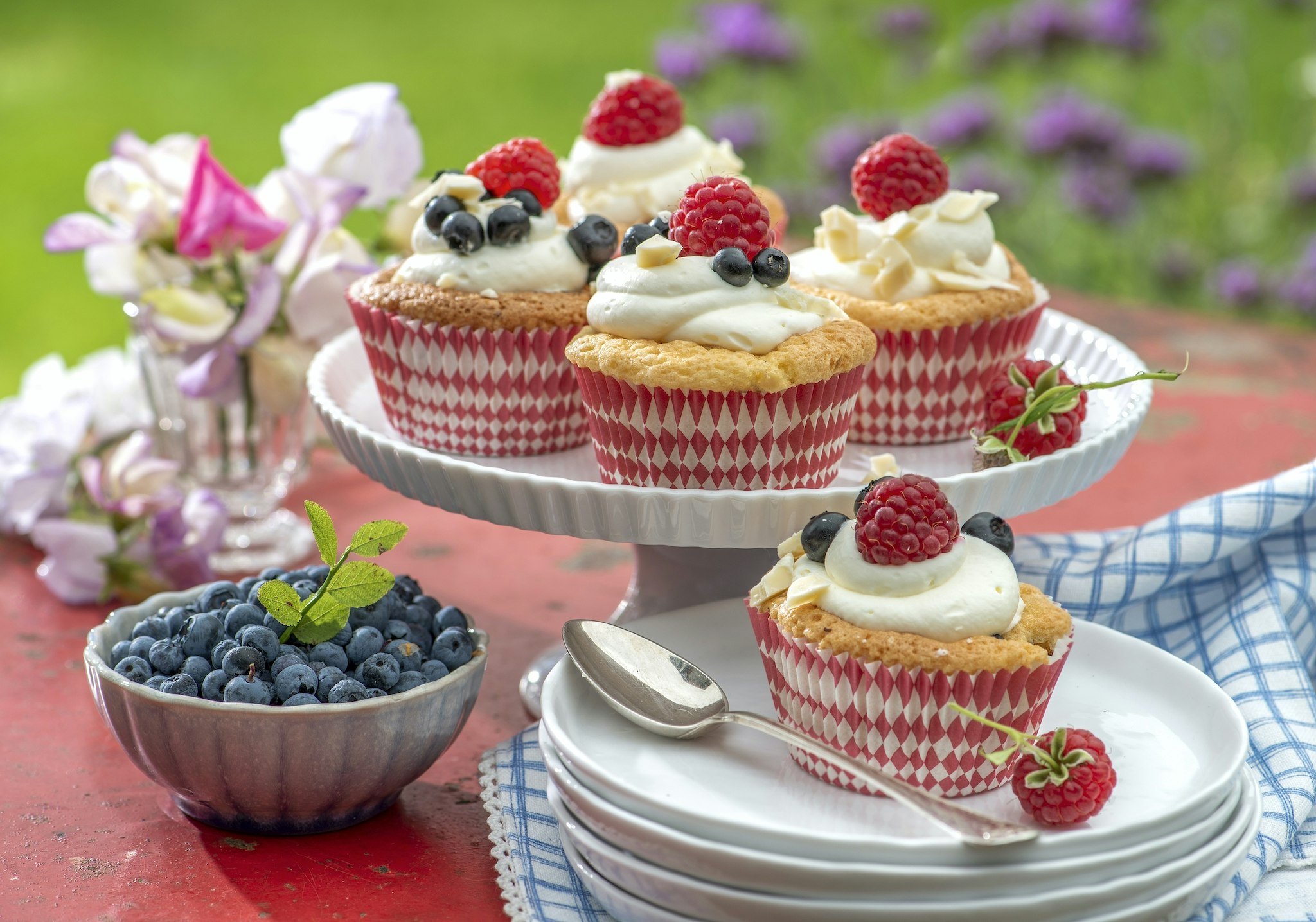 Hallon och blåbärsmuffins med vit choklad