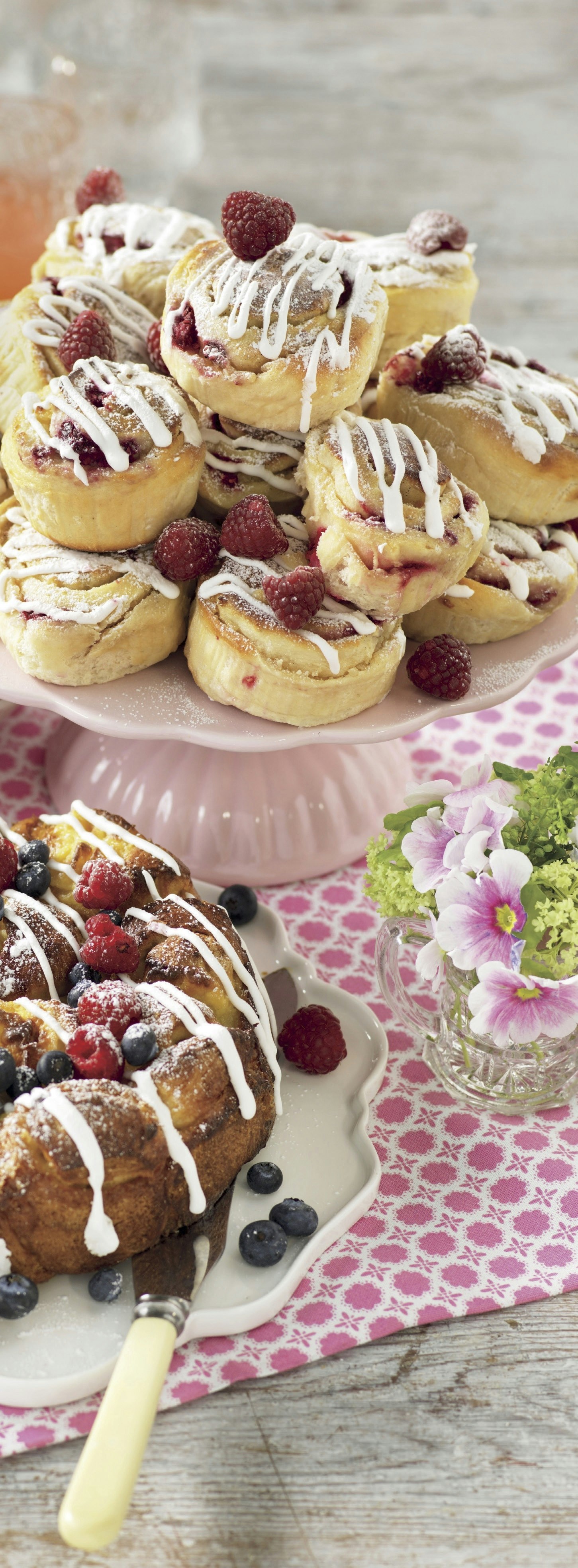 Hallonbullar med mandelmassa