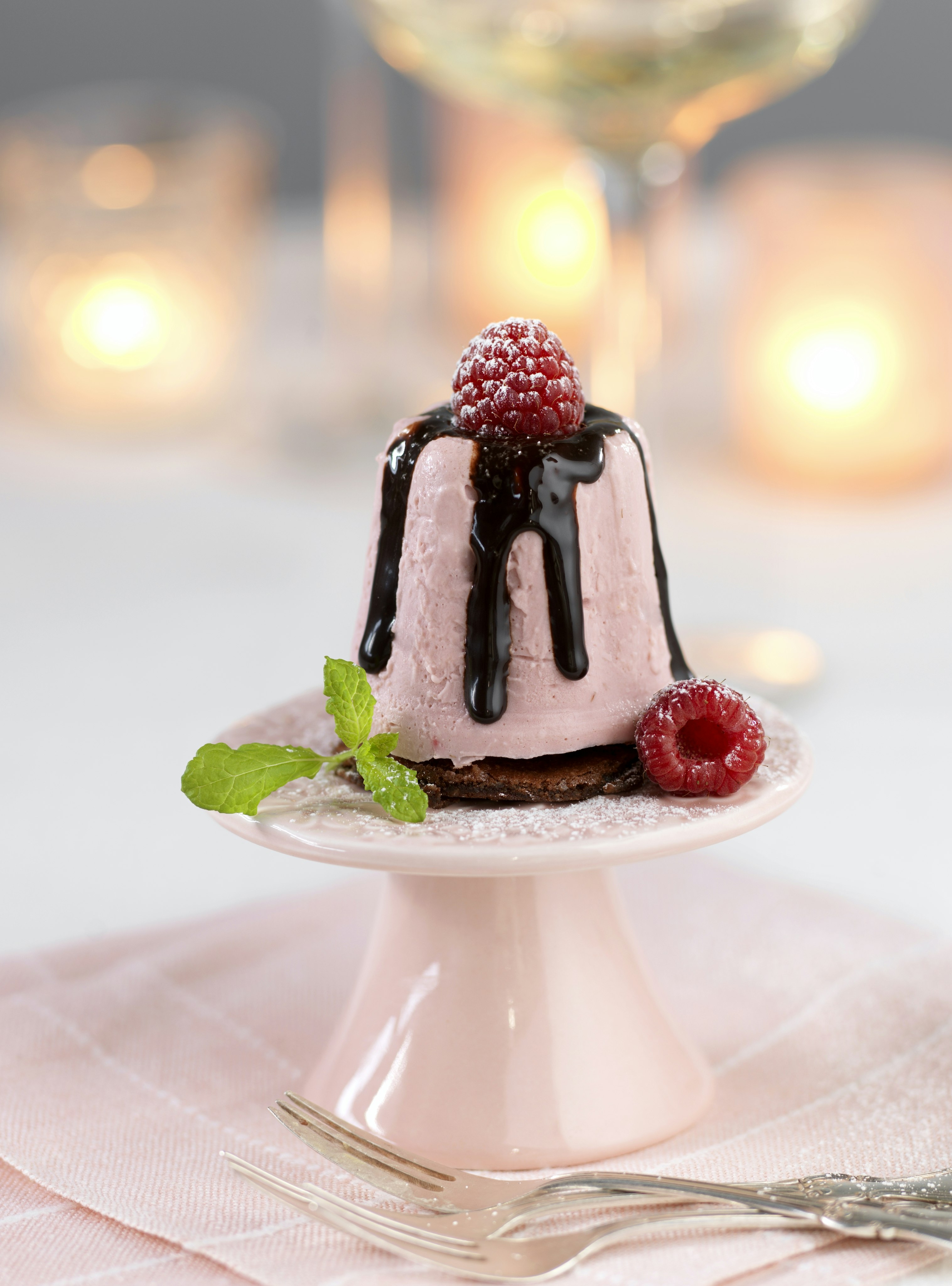 Hallonglassbakelse med mandelchokladbotten