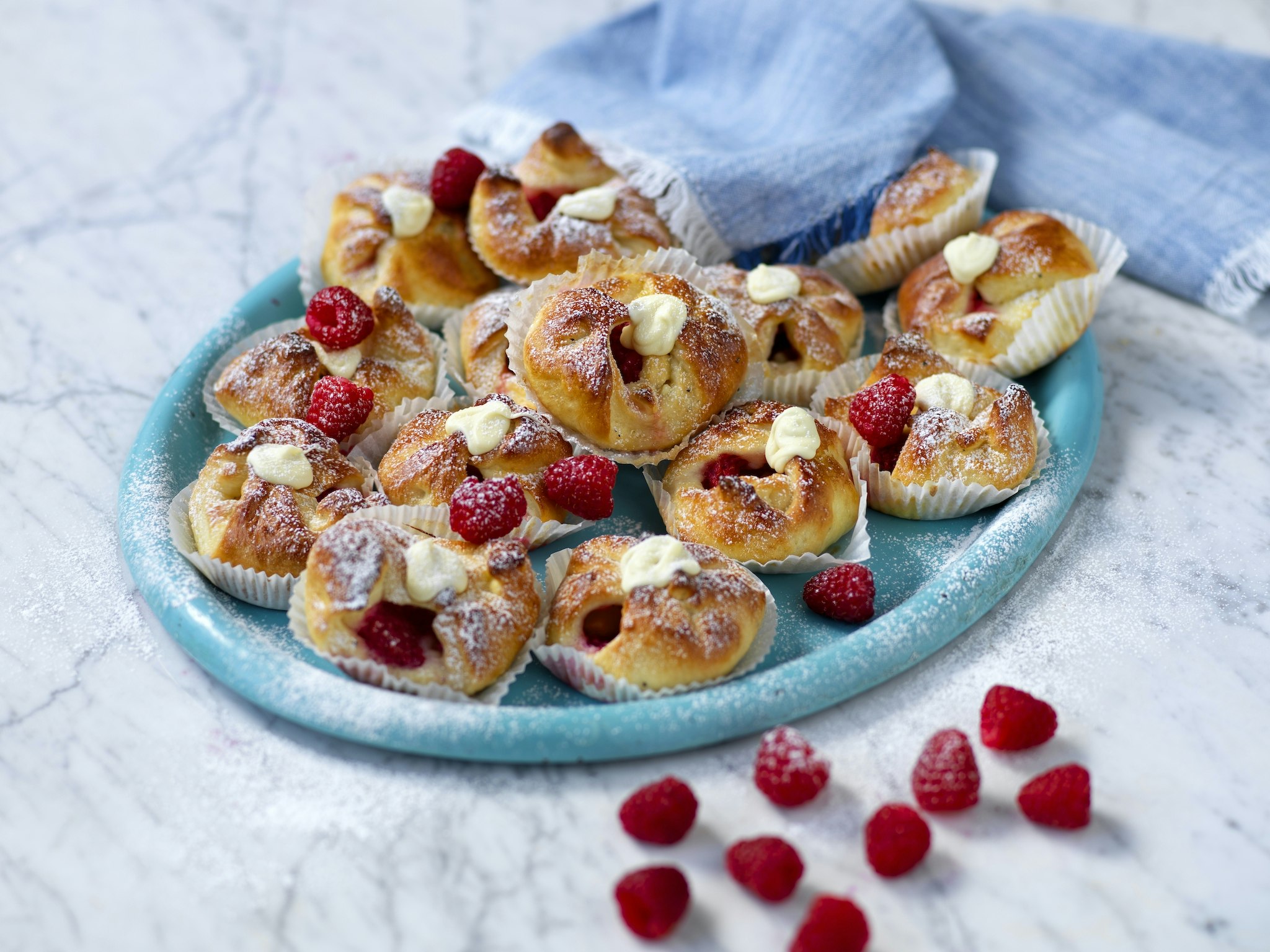 Hallonknyten med vit choklad