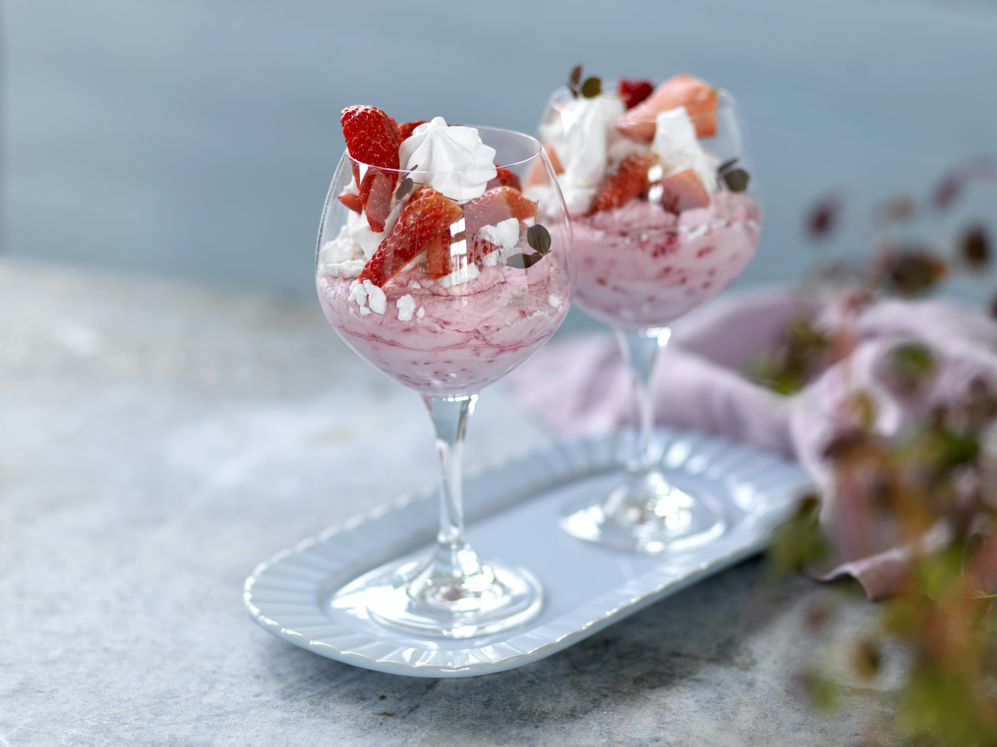 Hallonmousse med krossade maränger