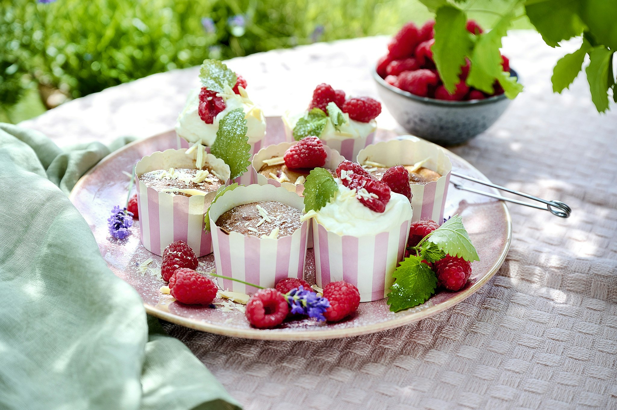 Hallonmuffins med vanilj, yoghurt och vit choklad