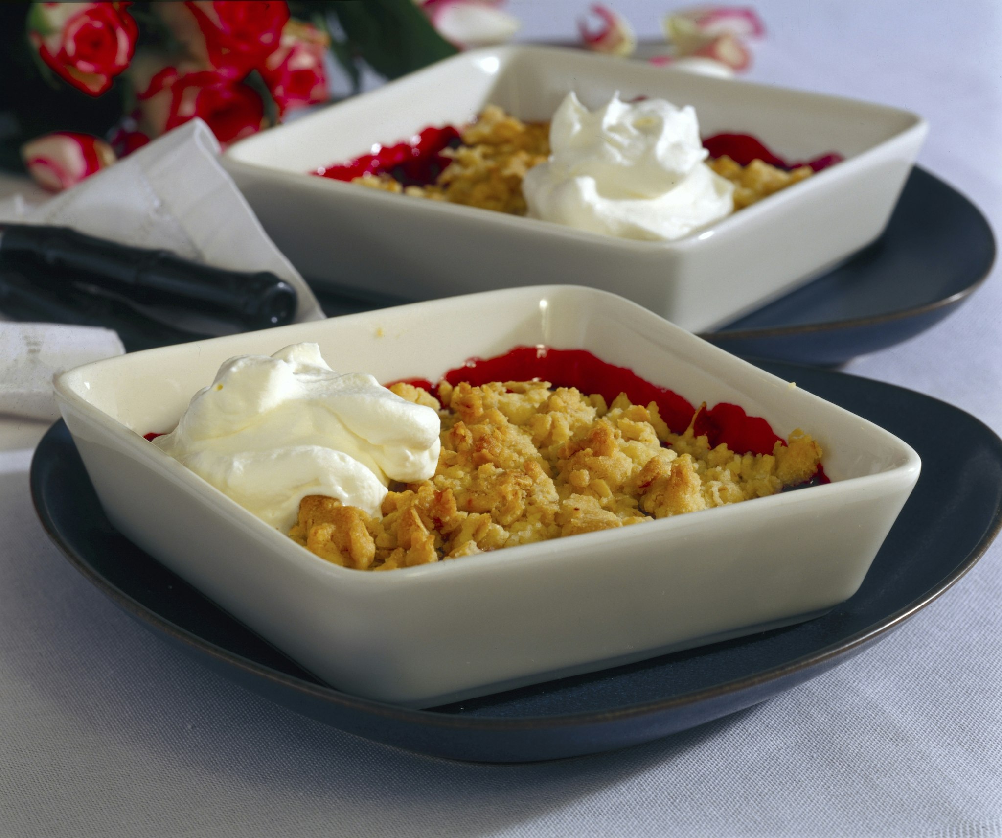 Hallonsmulpaj med grädde