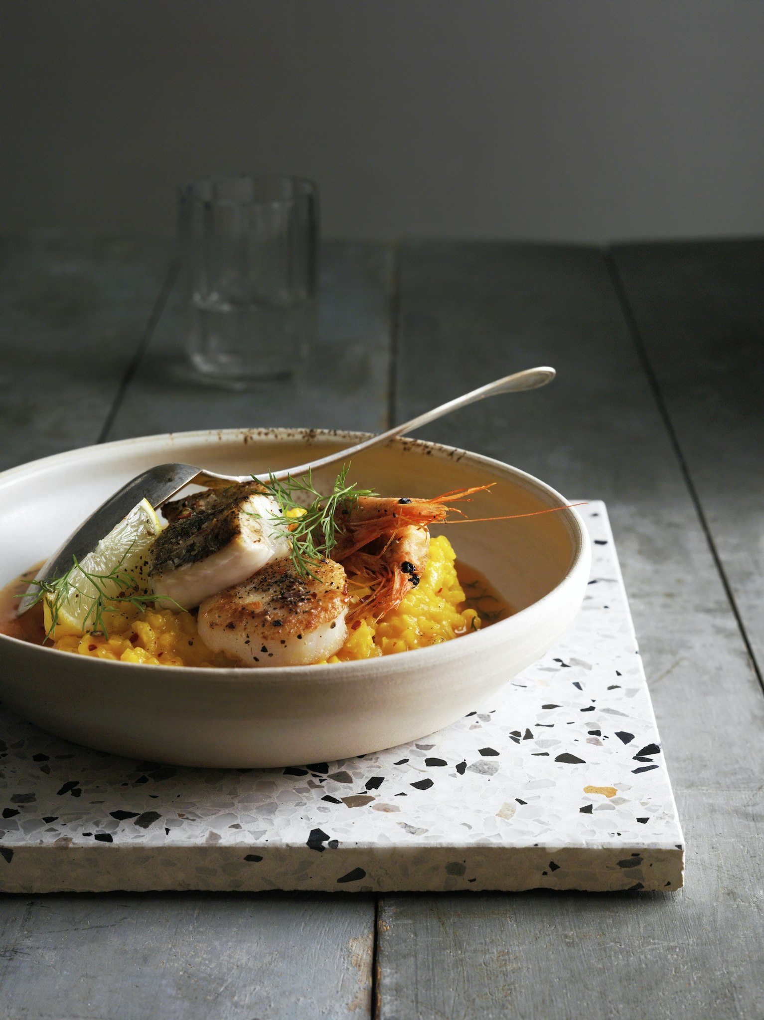 Halstrad gös och skaldjur med saffransrisotto