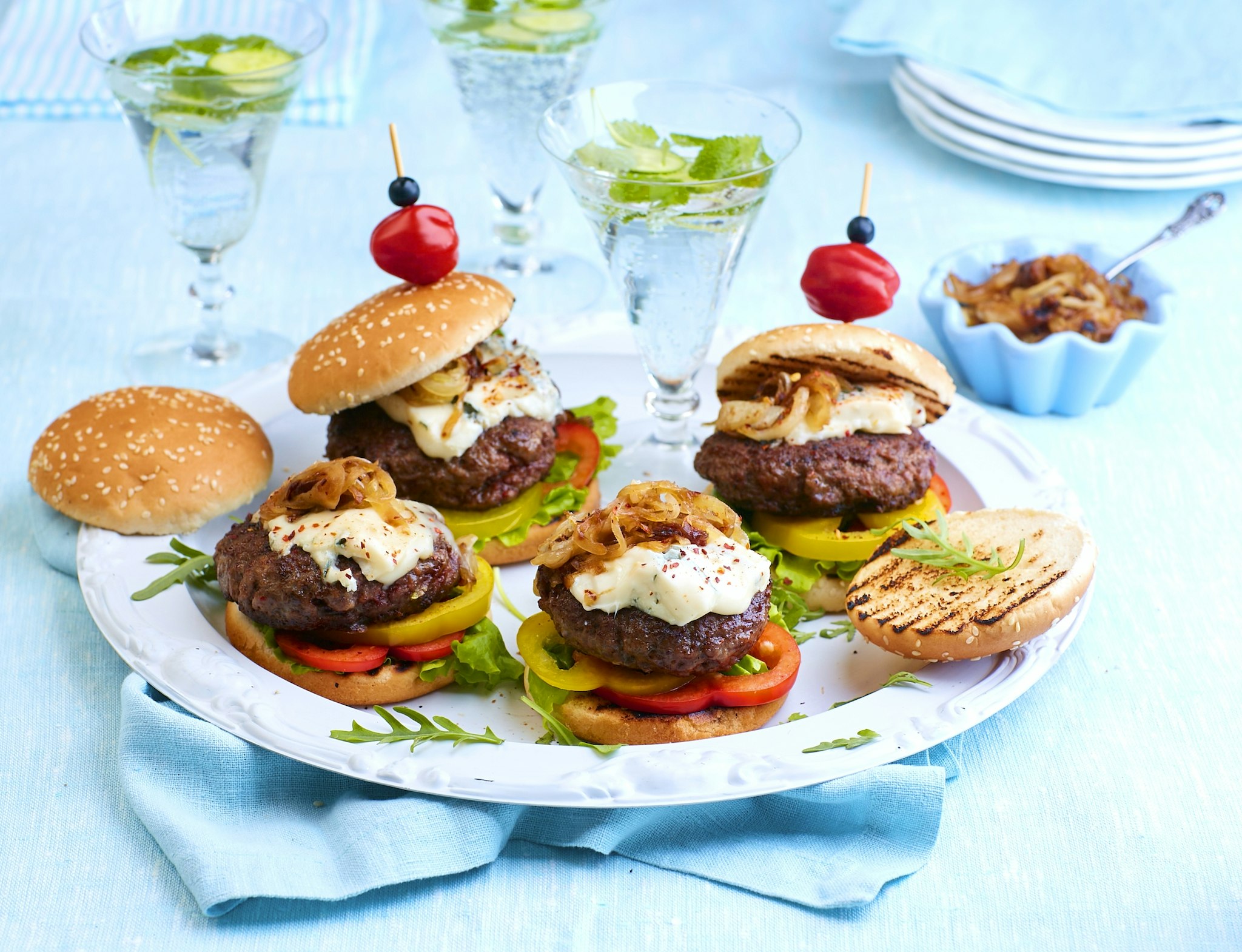 Hamburgare med gorgonzola och karamelliserad lök