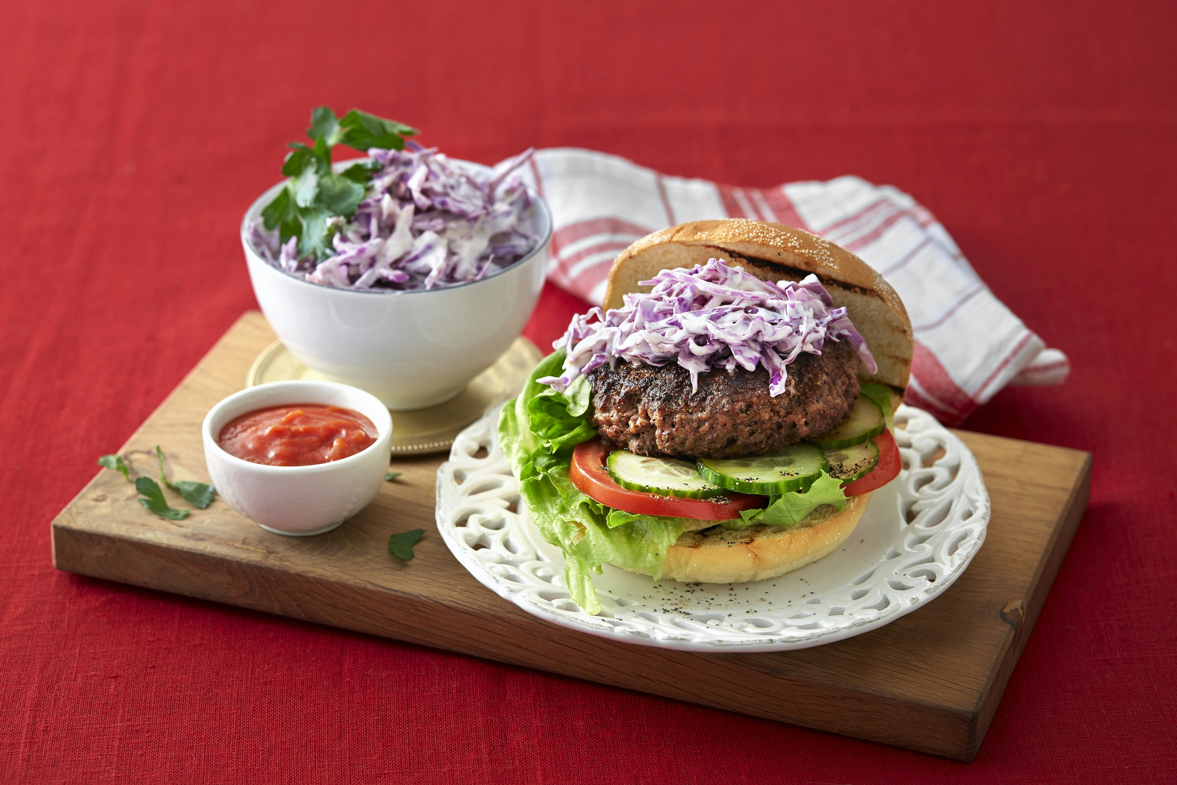 Hamburgare med rödkålsslaw