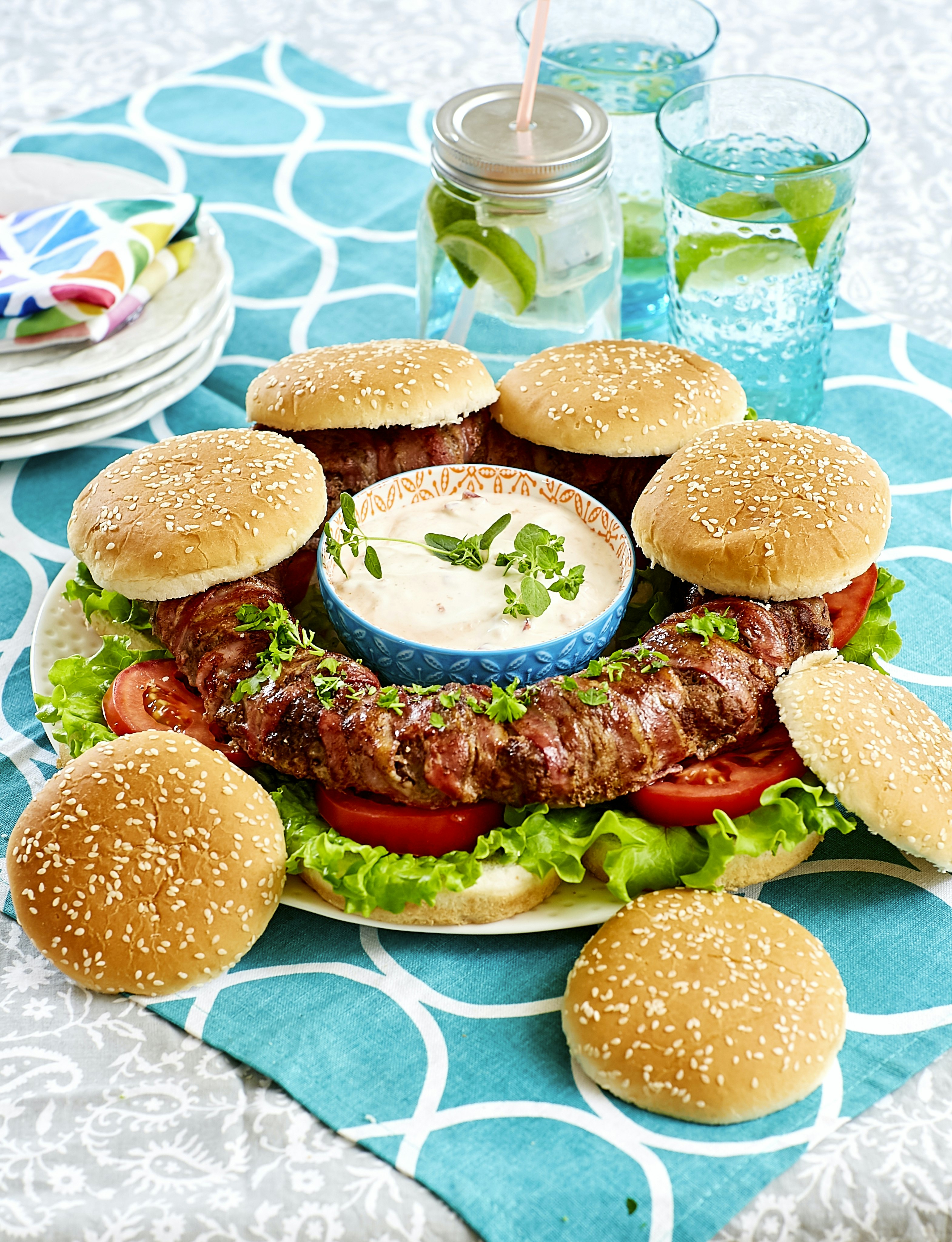 Hamburgerring med bacon och jalapenodressing