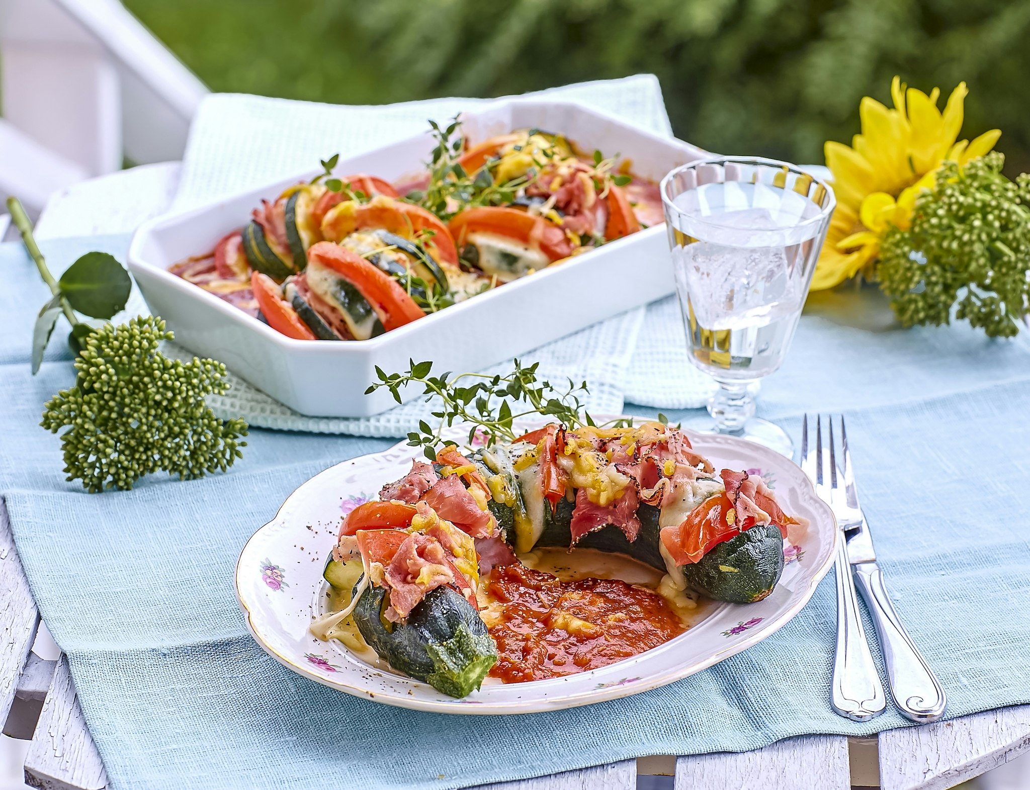Squash på hasselbacksvis med skinka och mozzarella